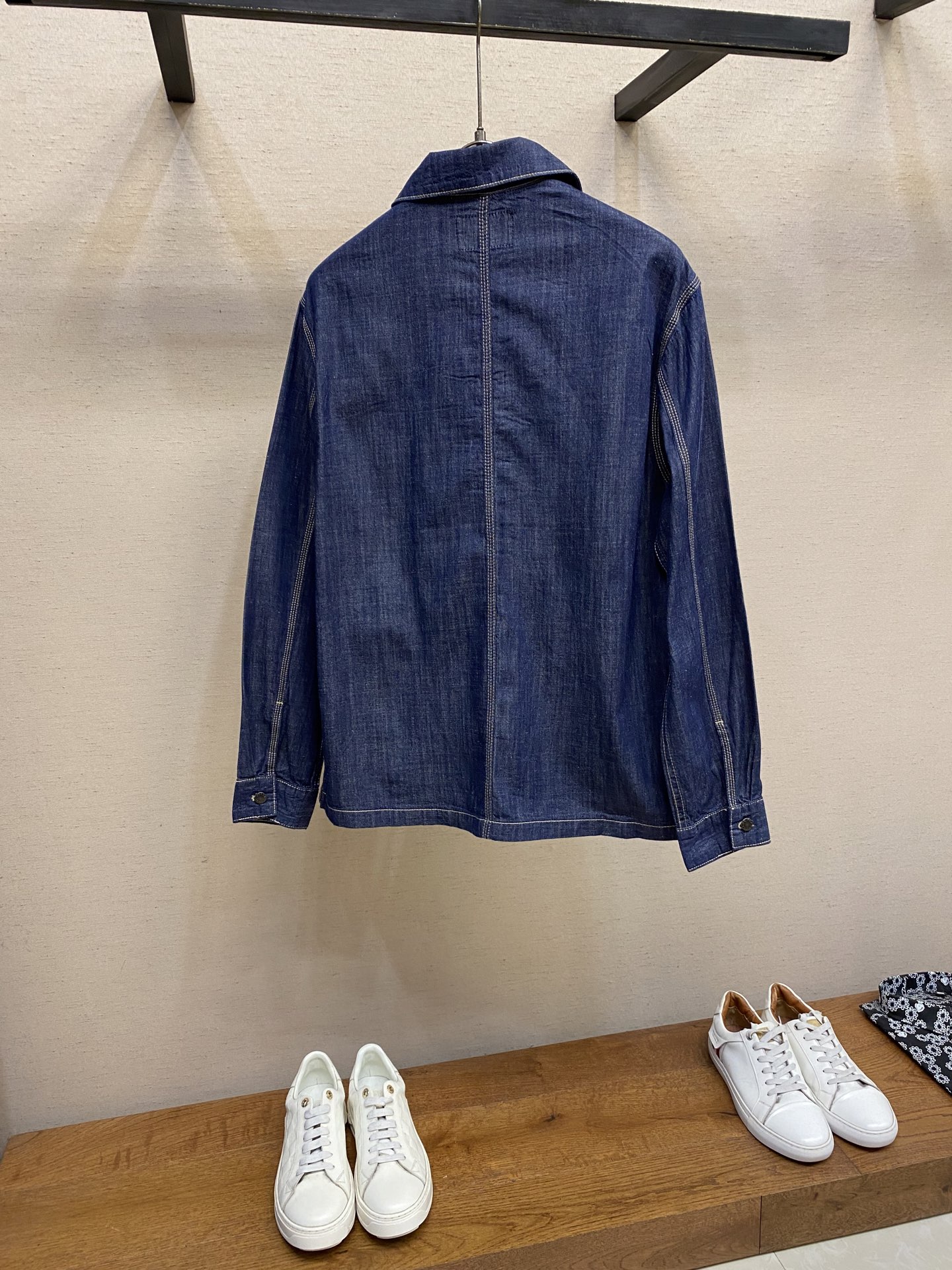 Prada 25SS Unbuttoned Long-Sleeved Jacket with Customized Details – Review & Specs - 图片 2