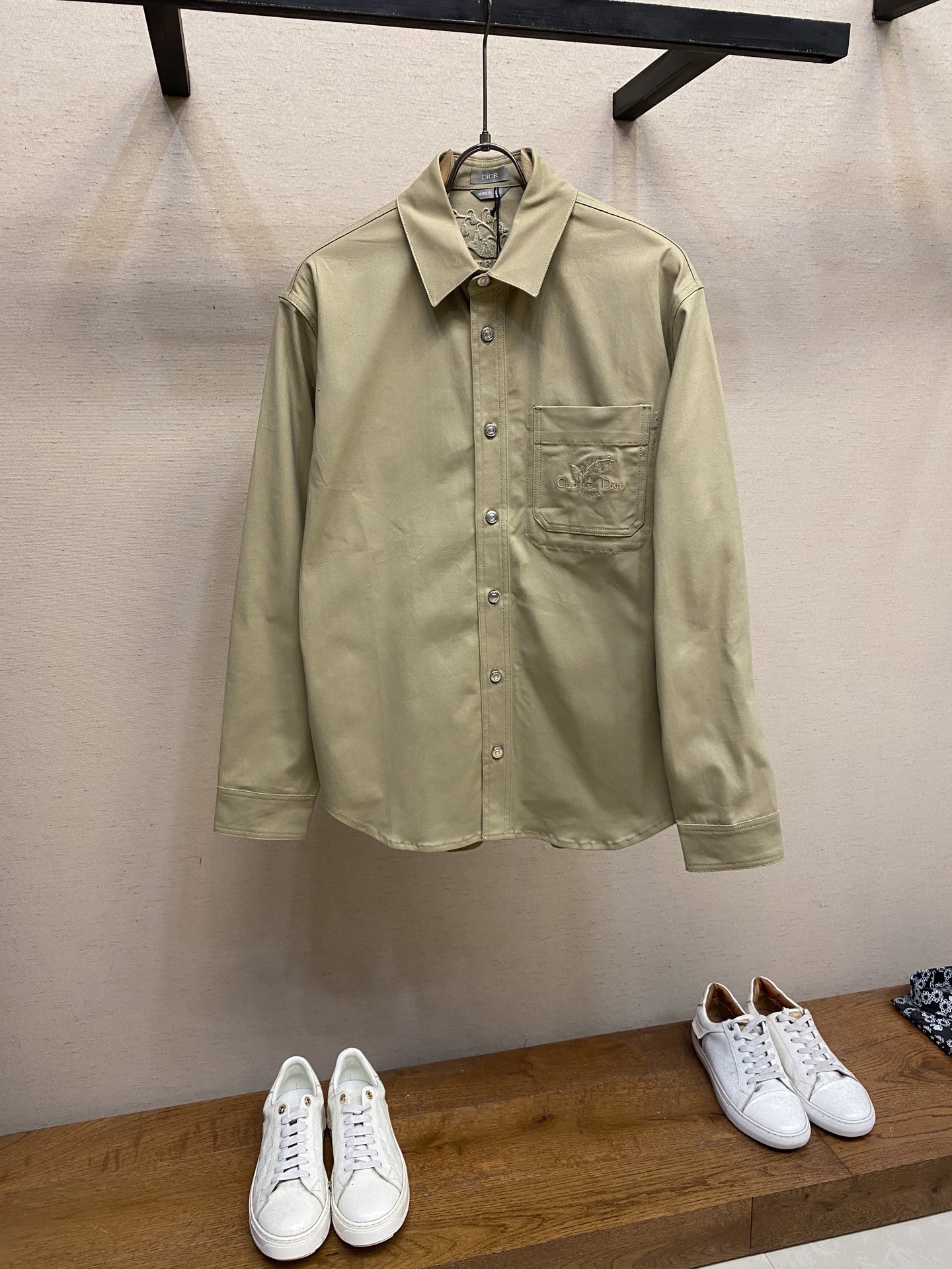 NO:475581,Dior, 2025 early autumn new shirt jacket, cotton fabric, different from the hard feeling on the market, this shirt has super skin-friendly and softness, with bluebell embroidery on the front and back, fine lines, top-grade workmanship, three-standard 11 restored, same style for men and women, can be made into a jacket for business trip. Size S-XL,,dior, jackets & coats,shirts,alexander wang19860909Dior、2025早秋新品衬衫外套,棉质面料,区别于市面硬邦邦感觉,此款衬衫亲肤感柔软性超级好,前后幅蓝铃花刺绣,线条精细,做工顶级,三标11还原,男女同款,可做外套可做商务出行. 尺码S-XL,,dior,jackets & coats,shirts,alexander wang,Men's clothing