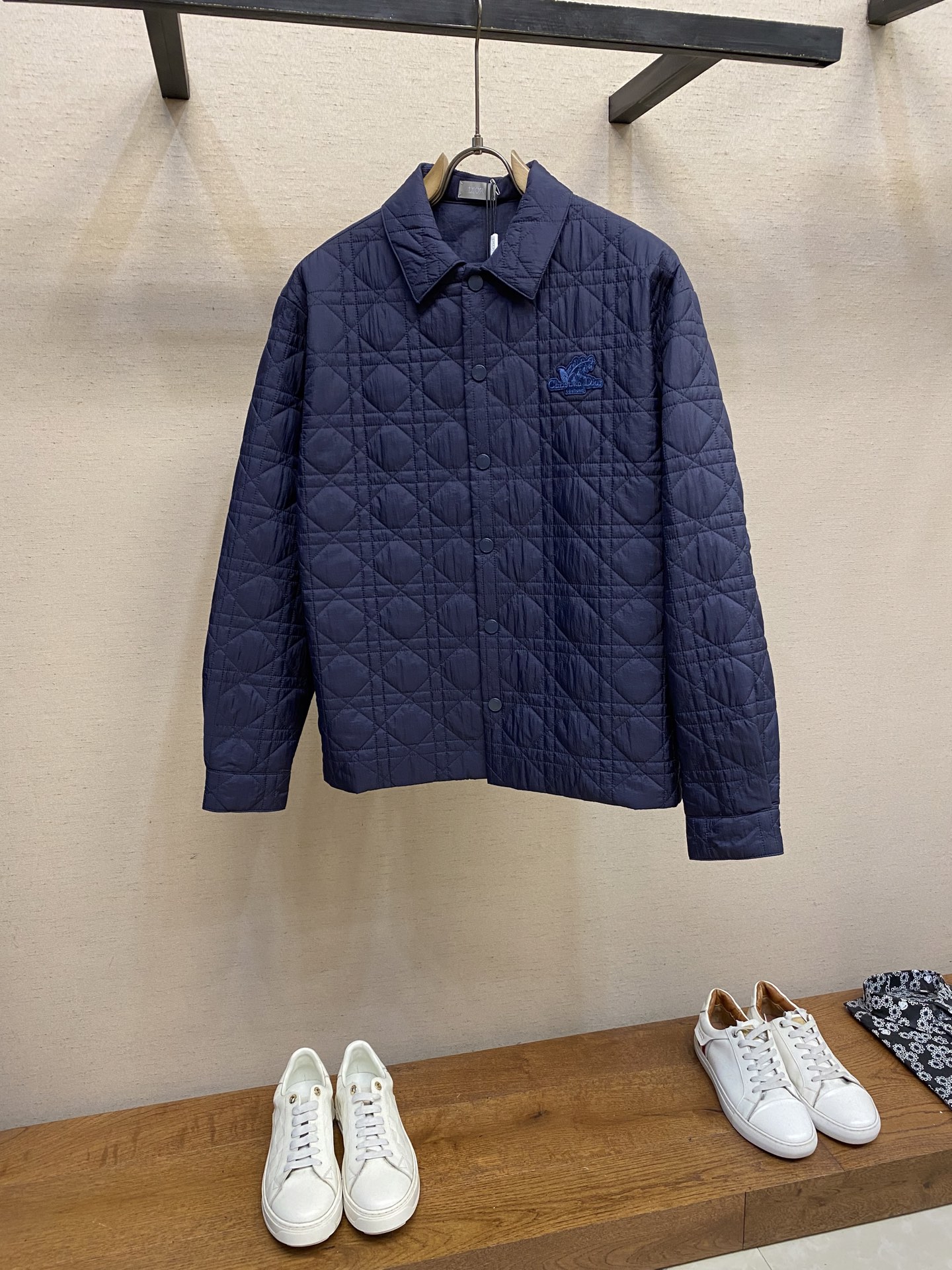NO:475587,Dior, 2025 autumn and winter new jacket jacket, quilted rattan plaid bluebell embroidery patch, lining inside, side slit, thin and versatile style for men and women, middle-end buttons, top-grade workmanship, lattice alignment. Size S-XL,,dior, jackets & coats, jackets & coats, alexander wang19860909Dior,2025秋冬新品夹克外套,绗绣藤格纹蓝铃花刺绣贴片,内有里衬,侧开叉,轻薄百搭男女同款,前中开口扣子,做工顶级,对格对位. 尺码S-XL,,dior,jackets & coats,jackets & coats,alexander wang,Men's clothing