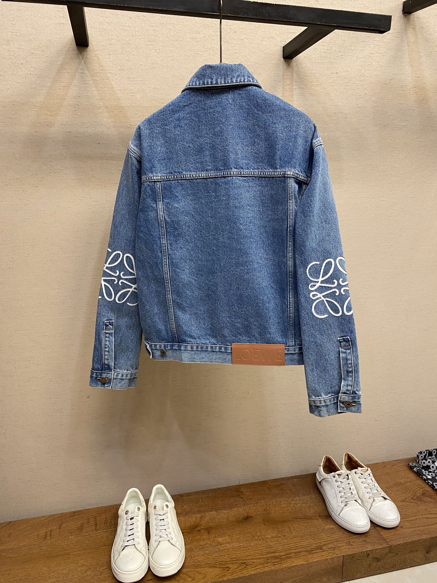 Loewe Anagram Cowboy Jacket: Classic, Innovative, Handcrafted, Personalized, High Quality, Limited Production - 图片 2