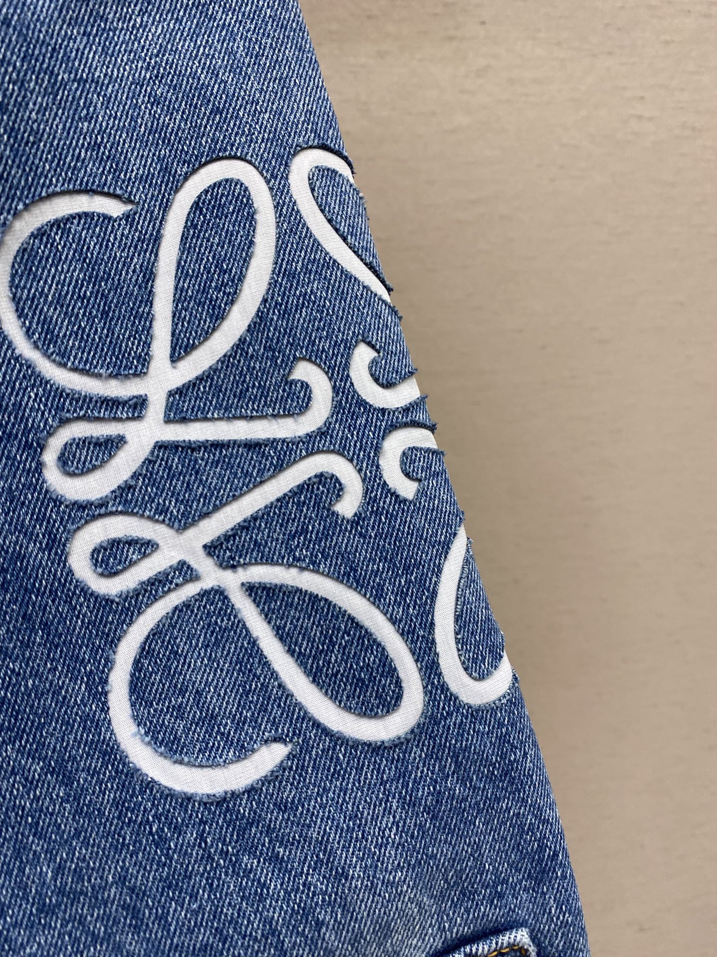 Loewe Anagram Cowboy Jacket: Classic, Innovative, Handcrafted, Personalized, High Quality, Limited Production - 图片 5