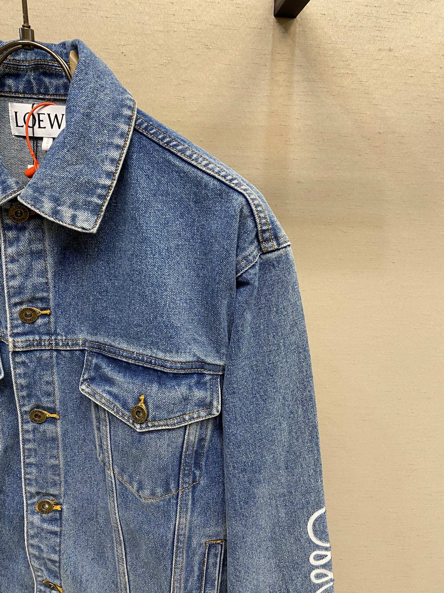 Loewe Anagram Cowboy Jacket: Classic, Innovative, Handcrafted, Personalized, High Quality, Limited Production - 图片 3