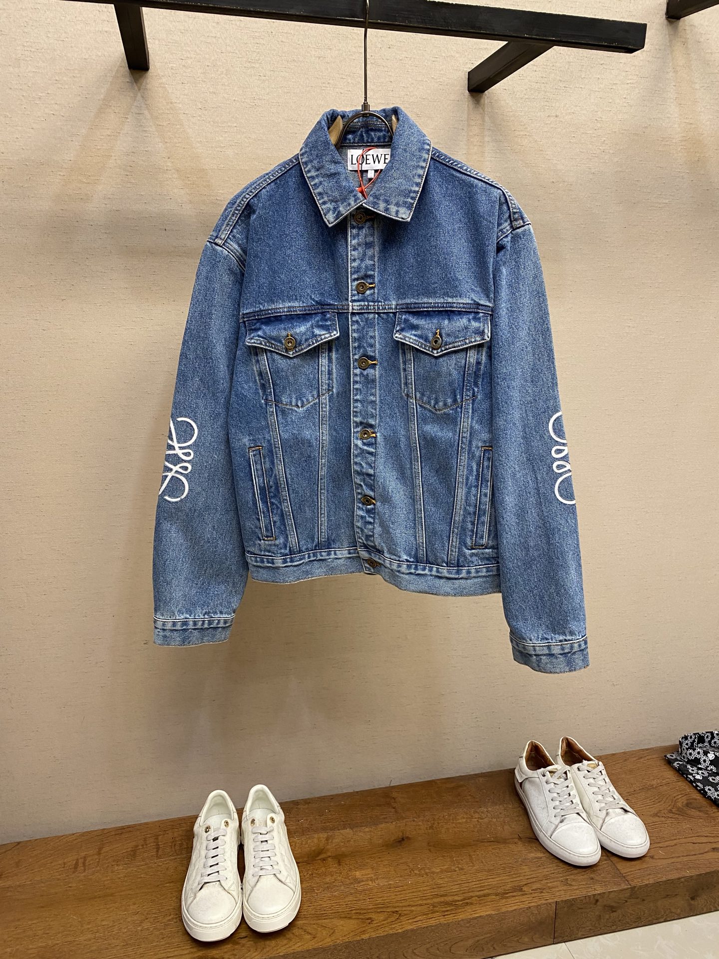 Loewe Anagram Cowboy Jacket: Classic, Innovative, Handcrafted, Personalized, High Quality, Limited Production - 图片 1