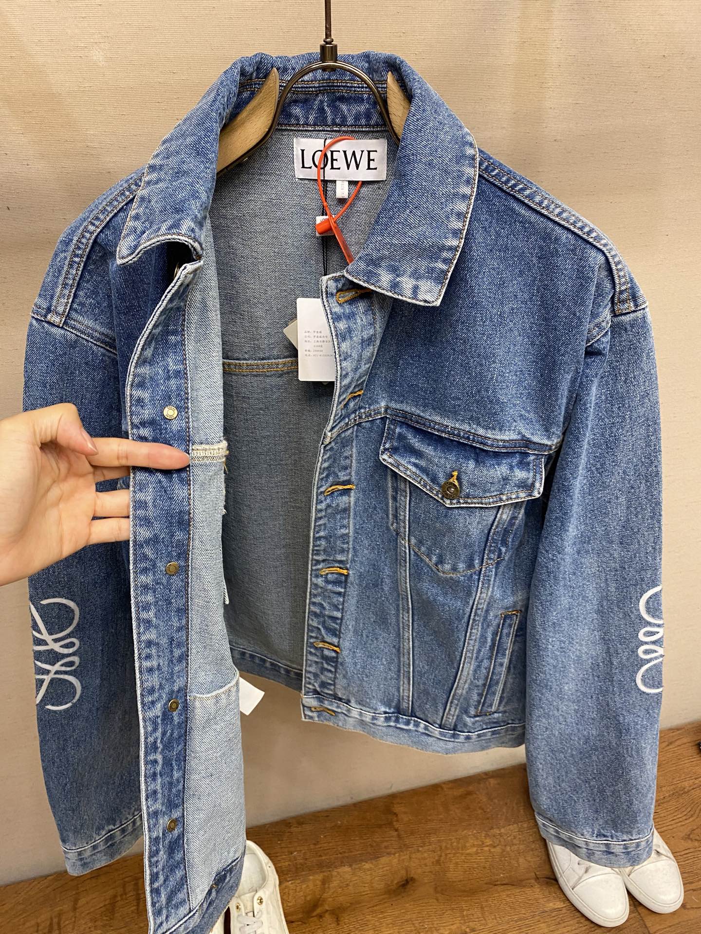 Loewe Anagram Cowboy Jacket: Classic, Innovative, Handcrafted, Personalized, High Quality, Limited Production - 图片 8