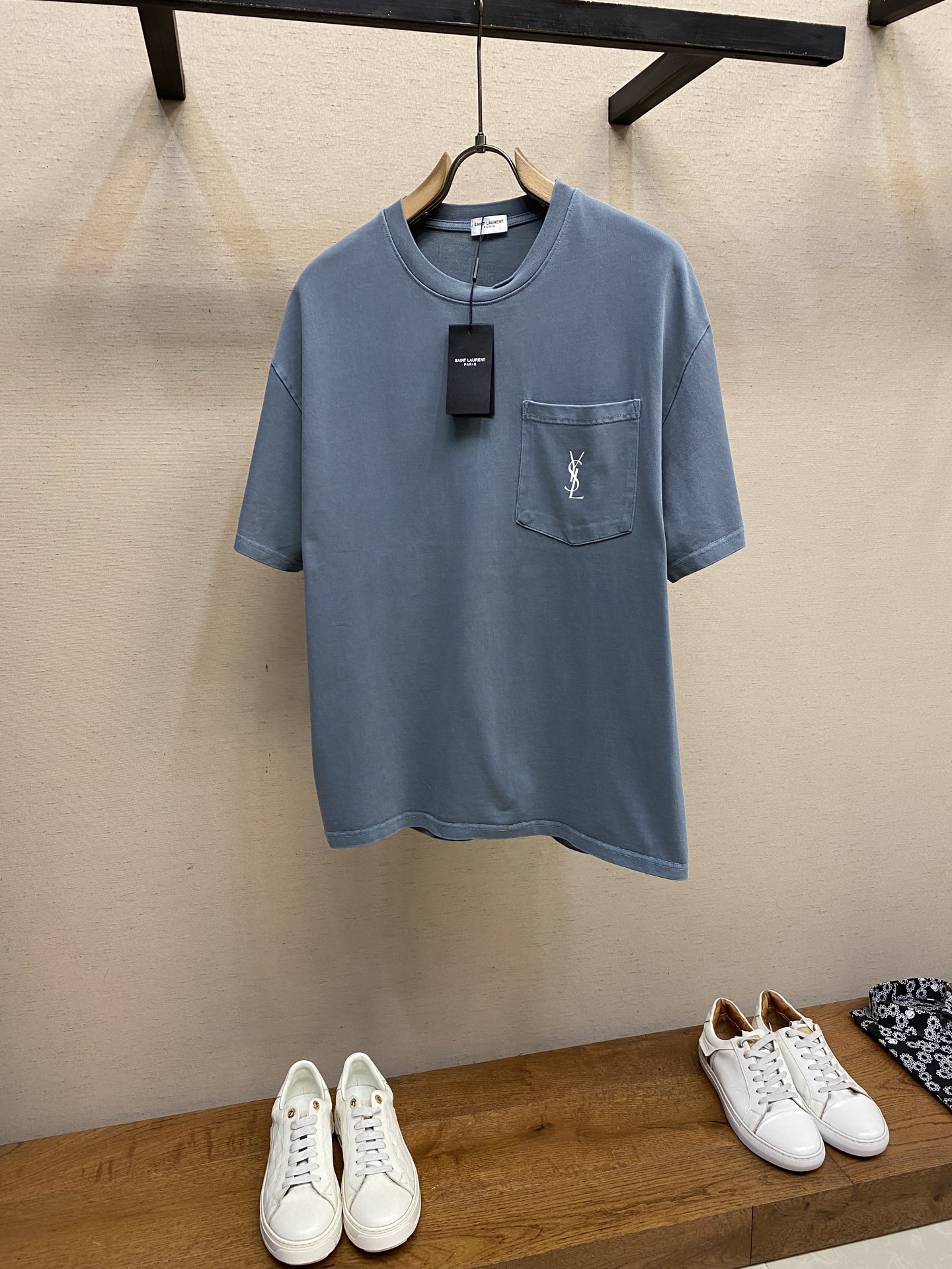 NO:480168,YSL pocket letter printed short-sleeved T-shirt, a fashion king that both men and women eat. Classic gene, YSL's iconic logo is recognizable at first glance. Low-key and ostentatious, and has a 'luxury aura' when walking. Inheriting the brand genes, the texture is revealed from the details. Pure cotton fabric is skin-friendly and breathable like a second layer of skin. It is sweat-absorbing in summer and soft when worn close to the body; it is not tied in the inner wear in autumn and winter, and is comfortable all seasons online. The fabric has a slightly old feeling, natural texture, and it has a 'retro vintage flavor' over time. It is still crisp when washed many times, and the durability crushes ordinary T-shirts. The car lines of the mouth, cuffs and hem are fine and flat, and the edges of the small waist bag are neat, without extra thread. Size XS-L,,saint laurent,T-shirt,tees,t-shirt,alexander wang19860909YSL口袋字母印短袖T恤 男女通吃的时尚王炸 经典基因,一眼YSL标志性标识辨识度拉满 .低调又张扬,走路都自带“奢侈品气场”.传承品牌基因,质感从细节透出. 纯棉面料亲肤透气像第二层皮肤,夏天穿吸汗不闷,贴身穿软乎乎；秋冬内搭也不扎,舒适度四季在线 .面料自带微微做旧感,纹理自然,越穿越有“复古vintage味”,水洗多次依旧挺括,耐穿度碾压普通T恤 .口、袖口、下摆的车线细密平整,小腰包边缘包边工整,没有多余线头. 尺码XS-L,,saint laurent,T-shirt,tees，t-shirt,alexander wang,Men's clothing