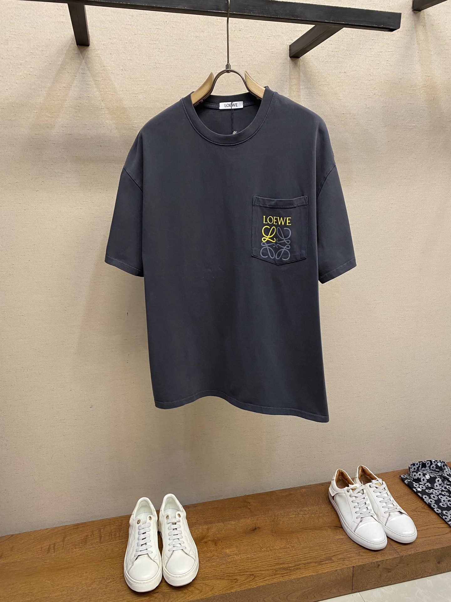 NO:475605,Loewe, LW Carbon Black Pocket Printed Pure Cotton Short-Sleeve T-shirt This short-sleeved shirt is really worth buying, and can easily create a casual and fashionable look. It uses washing knitted cotton fabric, which is soft and comfortable to touch, skin-friendly and breathable, and will not feel stuffy in summer. Moreover, the washing process makes the fabric more retro texture and taste more and more time-consuming. The printed design on the chest pocket cleverly integrates the brand logo, which not only highlights the brand style, but also adds a unique fashion highlight to the overall shape, showing luxury in a low-key manner. Sizes XS-L,,loewe,T-shirt,tees,t-shirt,alexander wang19860909Loewe,LW碳黑口袋印花纯棉短袖T恤 这款短袖真的太值得入手了,能轻松打造出随性又时髦的造型.采用水洗针织棉面料,摸起来柔软又舒适,贴身穿亲肤透气,夏天穿也不会觉得闷热.而且水洗工艺让面料更具复古质感,越穿越有味道. 胸前口袋处的印花设计,巧妙融入品牌标识,既彰显品牌格调,又为整体造型增添了独特的时尚亮点,低调中尽显奢华. 尺码XS-L,,loewe,T-shirt,tees，t-shirt,alexander wang,Men's clothing