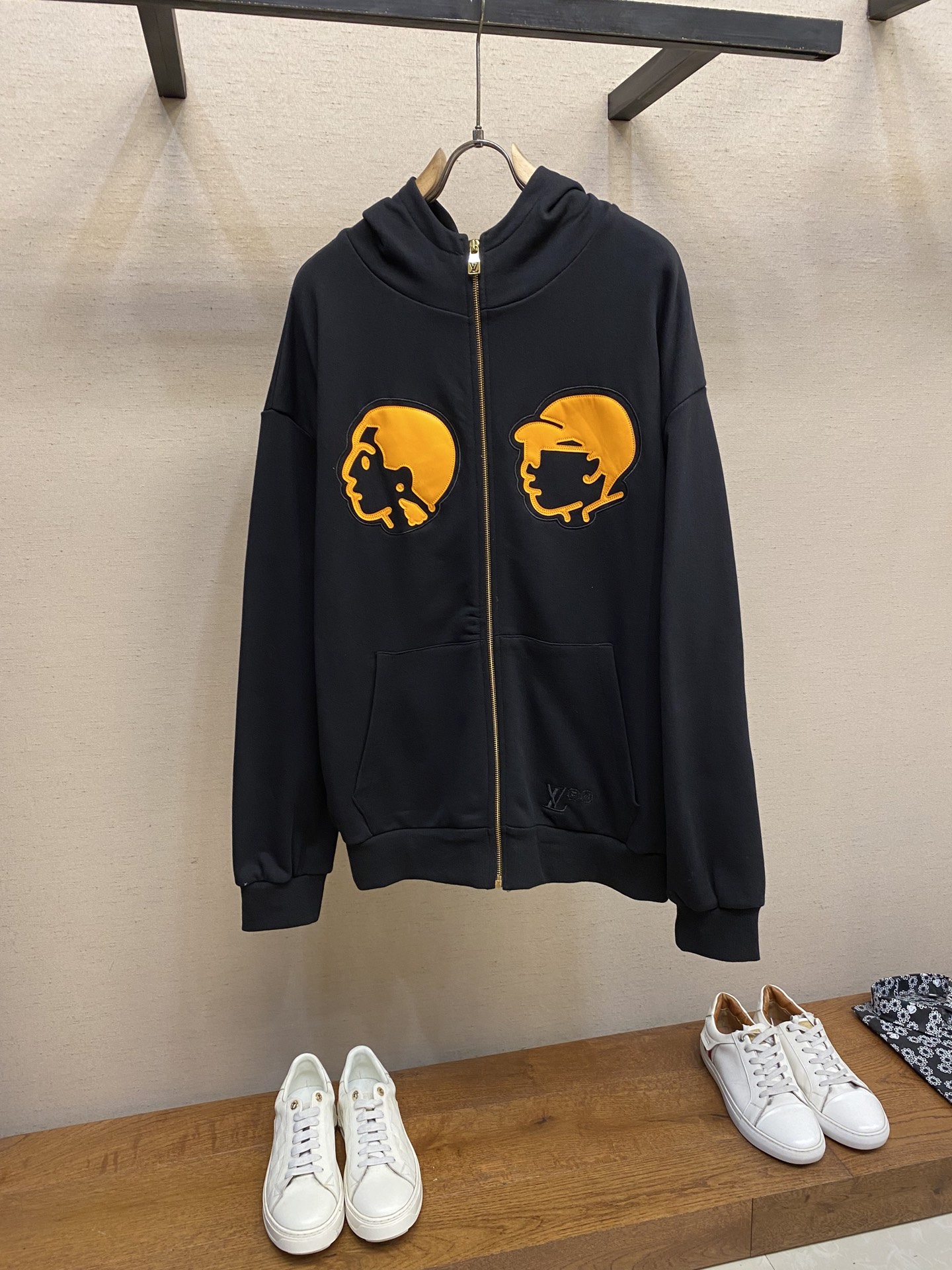 NO:483839,1V joint nigo avatar zipper hooded jacket original 14920 purchased and developed, customized 11  440g double-strand terry sweatshirt fabric, made of double-strand yarn, this structure is stronger, durable, and has a certain thickness. It has good warmth, moisture absorption and durability. The terry gives the fabric a soft touch and is very comfortable to wear. Customized 1*1 pull-up ribbed, the fabric has excellent elasticity, breathability and comfort. It matches it with the double-strand terry so that the overall clothes are kept warm without losing breathability, comfort and durability. It uses imported laser flowering equipment to control laser precision focusing and energy-to-leather  The quality seals are cut to achieve high-precision pattern making. It can produce very fine and complex patterns, and the details of the patterns can be clearly presented. The edges are neat and clean, and there will be no burrs or scattered lines. Laser cutting equipment is used to accurately cut the patch material according to the design pattern, and then the patch and the base cloth are closely combined. Laser cutting can achieve cutting of complex shapes, with neat, smooth edges and fast speed. The embroidery made has a more layered and three-dimensional sense, and also maintains the integrity and aesthetics of the embroidery.  Size 46-52, hoodie, sweatshirts, jackets & coats, hats, alexander wang198609091V联名nigo头像拉链连帽外套 原版14920购入开发,定制11 440克双股毛圈卫衣面料,采用双股纱线编织而成,这种结构更加结实、耐用,并具有一定的厚度.其具有较好的保暖性、吸湿性与耐用性,毛圈使面料表面具有柔软的触感,穿着起来非常的舒适.定制1*1拉架罗纹,面料具有出色的弹性、透气性和舒适性,与双股毛圈搭配使其衣服整体在保暖的同时不失透气性、舒适性和耐用性.采用进口的激光烧花设备,控制激光精准聚焦和能量对皮质章仔进行切割,从而实现高精度的图案制作.能够制作出非常精细复杂的图案,图案的细节也能够清晰呈现.边缘整齐、干净,不会出现毛边、散线的情况.采用激光切割设备,利用激光按照设计图案精准地切割贴布材料,然后再将贴布与底布紧密结合.激光切割能够实现复杂形状的切割,边缘整齐、光滑,而且速度快.所制作的绣品更具有层次感与立体感,也保持绣品的完整性和美观性. 尺码46-52,,hoodie,sweatshirts,jackets & coats,hats,alexander wang,Men's clothing