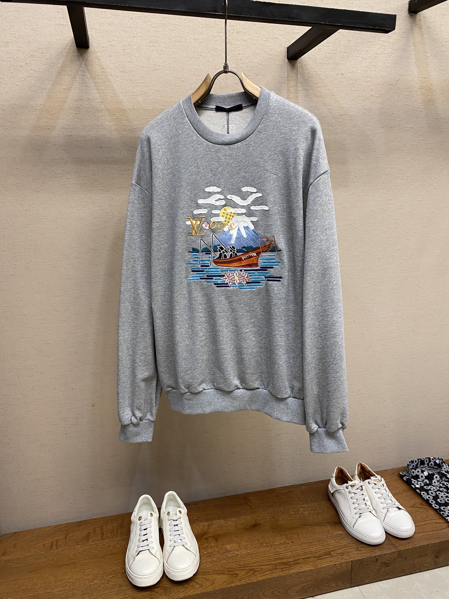 NO:481744,1V, Louis 25Fw new embroidered pattern pullover sweatshirt imported pure cotton fabric, high-quality texture, comfortable and soft, regular elastic style, dense knitted and fashionable and windproof, wide threaded edges on the neckline cuffs echo the hem of the clothes. The embroidery pattern on the chest, combined with letters, highlights the high-end positioning and fashionable tone, and creates a fashionable atmosphere, making the style more durable and versatile!  Size 46-52, louis vuitton, hoodie, sweatshirts, alexander wang198609091V、路易 25Fw新款刺绣图案套头卫衣 进口纯棉面料,质感高级,舒适柔软 常规弹力版型,密实针织时尚又防风 领口袖口宽螺纹包边与衣摆相呼应 胸前刺绣工艺图案,配合字母装点 彰显高级定位和时尚调性 打造时髦氛围感,让风格更耐看百搭！ 尺码46-52,,louis vuitton,hoodie,sweatshirts,alexander wang,Men's clothing