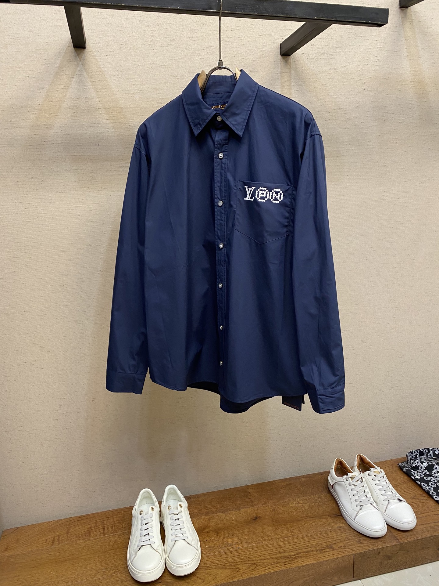 NO:481753,1V/Louis 25FW new portrait print nigo long-sleeved shirt lapel long-sleeved shirt Pharrell Williams and Nigo co-branded custom blue twill cotton fabric left pocket embellishment LV PN logo print back carefully depicts portraits of two designers Front and cuffs with pearlescent buttons Classic cut Size S-XL,,louis vuitton,louis vuitton,shirts,alexander wang198609091V/路易 25FW新款 人像印花nigo联名长袖衬衫 翻领长袖印花衬衣 Pharrell Williams 和 Nigo联名 订制蓝色斜纹棉布料 左侧口袋点缀 LV PN 标识印花 背部悉心描绘两位设计师肖像 前襟和袖口配有珠光纽扣 经典版型剪裁 尺码S-XL,,louis vuitton,louis vuitton,shirts,alexander wang,Men's clothing