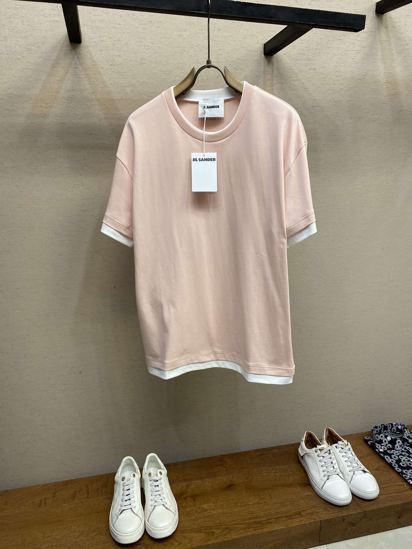 NO:844346,JIL SANDER/Jil.*DE 2025FW Early Autumn New Arrival Two pieces of heavy cotton OS loose version half-sleeved T-shirts. The loose silhouette and dropped shoulder design show a casual and uninhibited minimalist style. I can wear this T-shirt forever. The classic T-shirt will never go out of style. I love the version. It is so cool. It is also suitable to wear with leggings... For washing methods, it is recommended to wrap the laundry bag on the back for a quick machine wash in cold water or dry clean!  Avoid soaking in warm water/rubbing with hands... Sizes S-XL, jil sander, tees, t-shirt,19860909JIL SANDER/吉尔.*德 2025FW早秋新品假两件重磅棉质OS宽松版半袖T恤 宽松廓形落肩设计尽显随性不羁的极简格调.这件T恤我可以穿到天荒地老经典款T恤永不过时,爱了爱了版型好酷,搭配leggings穿也妥妥哒…… 洗涤方式建议反面包裹洗衣袋冷水快速机洗或干洗！忌温热水浸泡/手搓..... 尺码S-XL,,jil sander,tees，t-shirt,,Men's clothing
