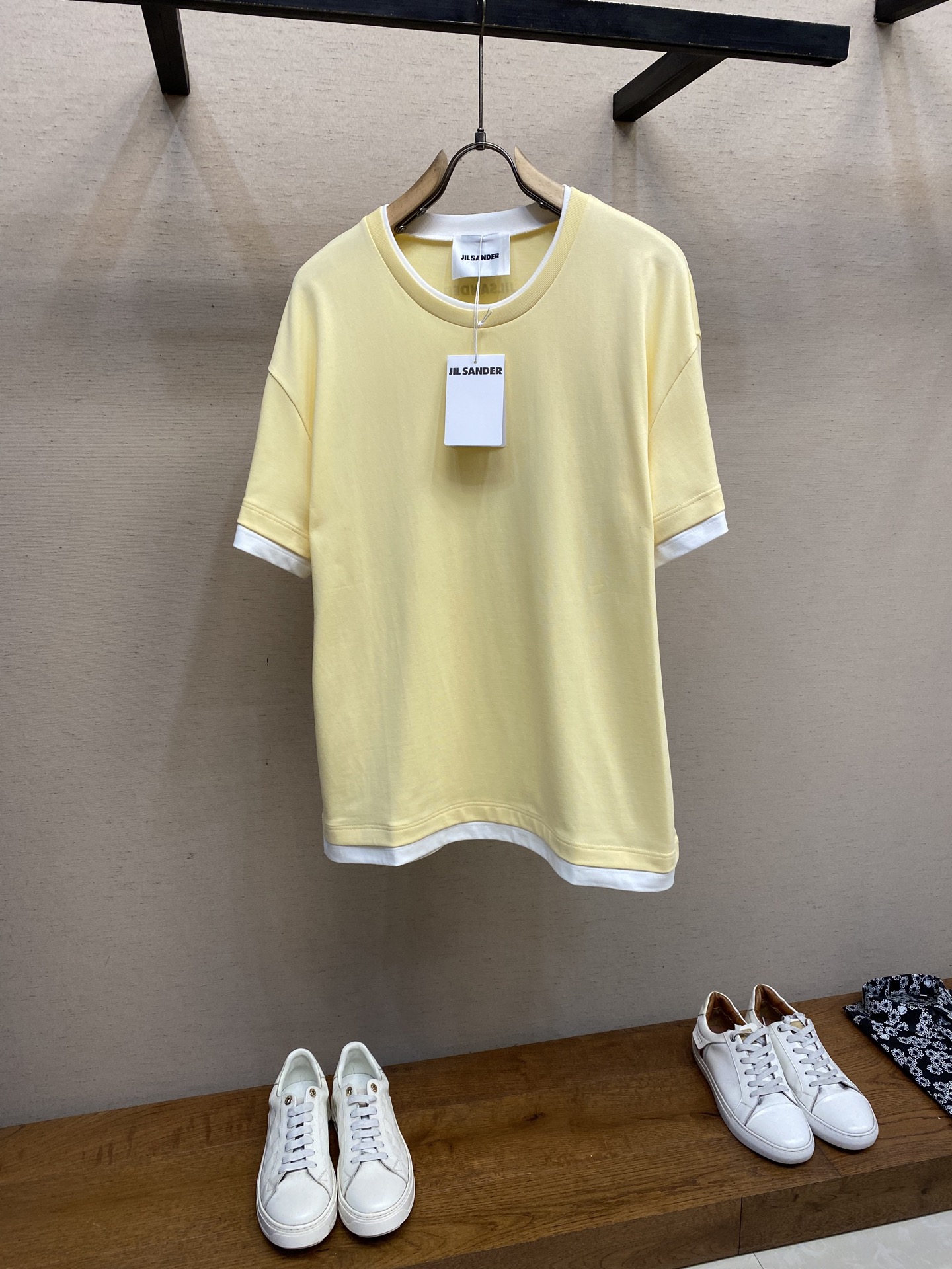 NO:481730,JIL SANDER/Gill.*D 2025FW early autumn new product fake two heavyweight cotton OS loose version half-sleeved T-shirt. The loose silhouette and shoulder-falling design show the casual and unrestrained minimalist style. I can wear this T-shirt until the end of the day. I love the classic T-shirt and I love the style is so cool. It is also perfect to wear with leggings... The washing method is recommended to wrap the back on the laundry bag and quickly machine washing or dry cleaning!  Avoid soaking in warm water/hand rubbing. Size S-XL, jil sander,tees, t-shirt, alexander wang19860909JIL SANDER/吉尔.*德 2025FW早秋新品假两件重磅棉质OS宽松版半袖T恤 宽松廓形落肩设计尽显随性不羁的极简格调.这件T恤我可以穿到天荒地老经典款T恤永不过时,爱了爱了版型好酷,搭配leggings穿也妥妥哒…… 洗涤方式建议反面包裹洗衣袋冷水快速机洗或干洗！忌温热水浸泡/手搓 尺码S-XL,,jil sander,tees，t-shirt,alexander wang,Men's clothing