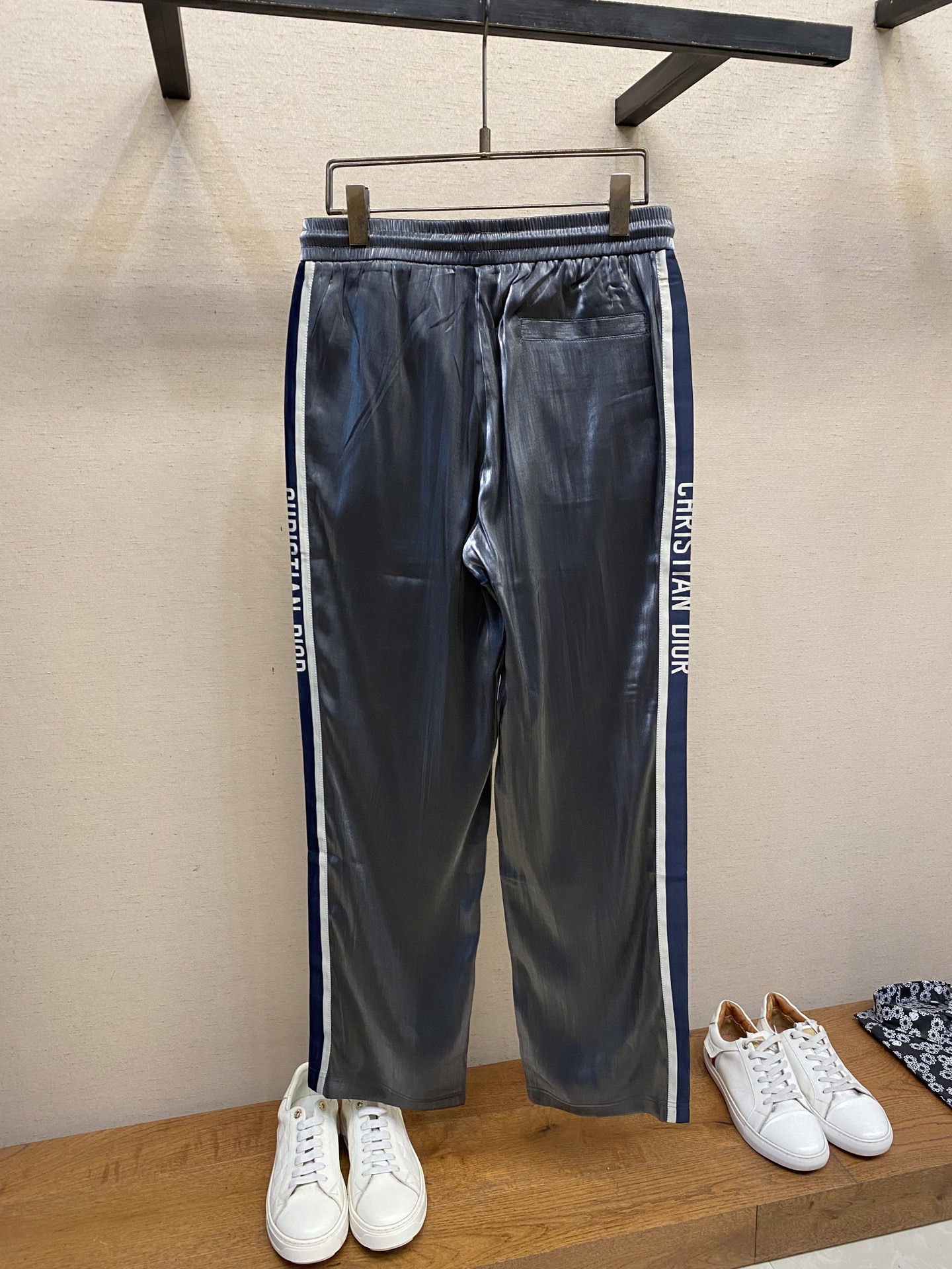 Dior Custom Silk Pants: Grey Elegance with Comfort and Style - 图片 2