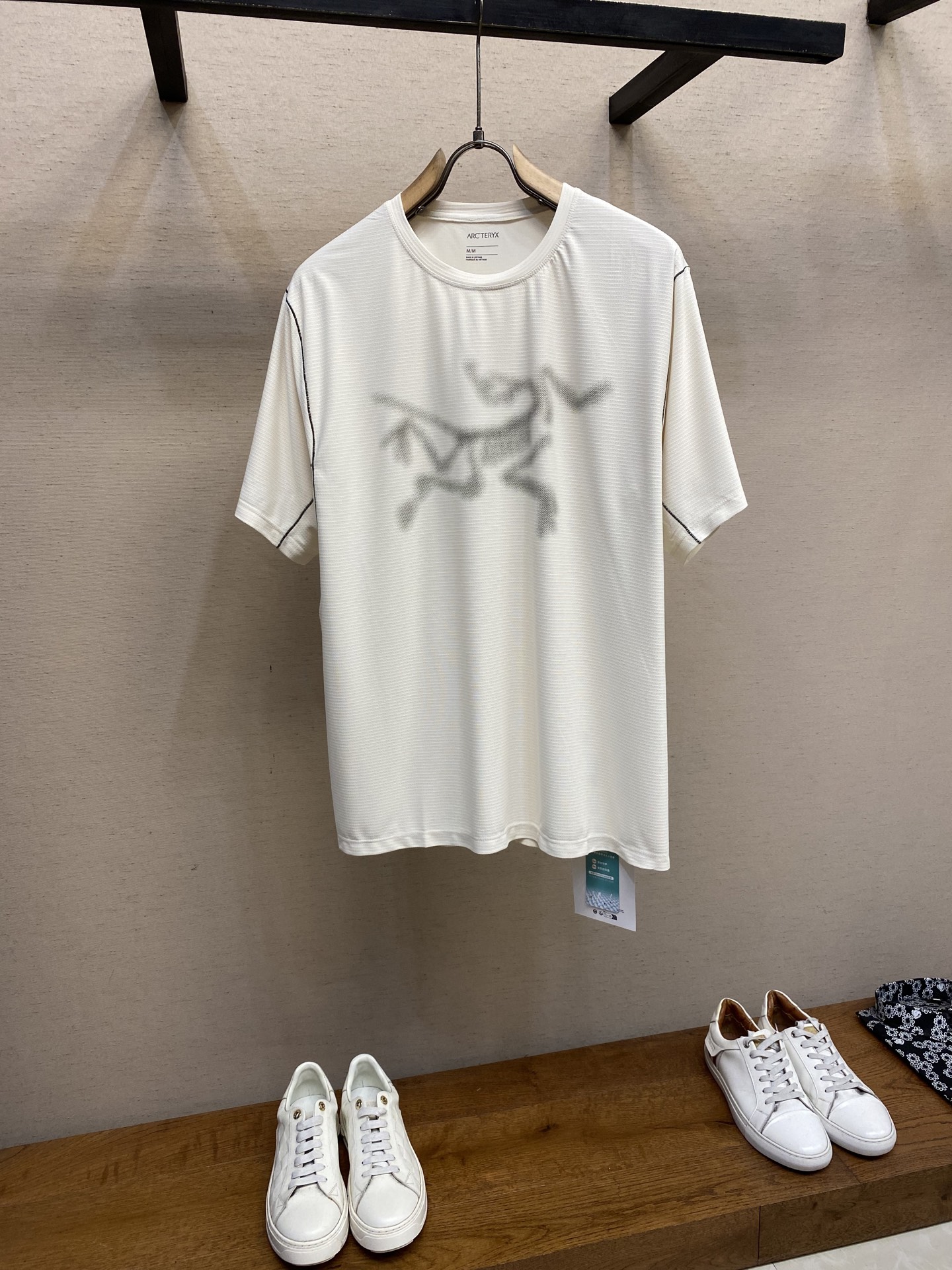 NO:481734,25ss new fuzzy bird short-sleeved T-shirt, same style for men and women, on-site sale Technology fabric: DuPont fiber woven plaid fabric, you can see the details of the fabric after close observation, the overall weight is 170G/M. Because of the plaid texture, the clothes are less in contact with the body, so the overall cooling and comfortable. The color of the fixed dyed fabric, the overall clothes look not pale like ordinary short-sleeved, but a warm gray-bee color. Combined with the fuzzy bone-melting bird print, it is also a perfect combination of outdoor style and trend. Summer has arrived, and this stylish and recognizable short-sleeved short-sleeved must be the best choice this summer. Size XS-L, T-shirt,tees, t-shirt,alexander wang1986090925ss新款 模糊鸟短袖T恤,男女同款 现货发售 科技面料:杜邦纤维织造的格纹面料,以后近距离观察,才能看到面料的细节,整体克重170G/M,因为格纹的纹理,衣服穿在身上与身体接触面积更少,所以整体非常清凉舒适.定染的面料颜色,整体衣服看起来不是普通短袖那种惨白的,是有温度的灰米色.跟模糊的化骨鸟印花结合,也是户外风跟潮流完美组合的单品.夏天已经来临,这一款有型并且具有辨识度的短袖,一定是这个夏天最好的选 尺码XS-L,,T-shirt,tees，t-shirt,alexander wang,Men's clothing