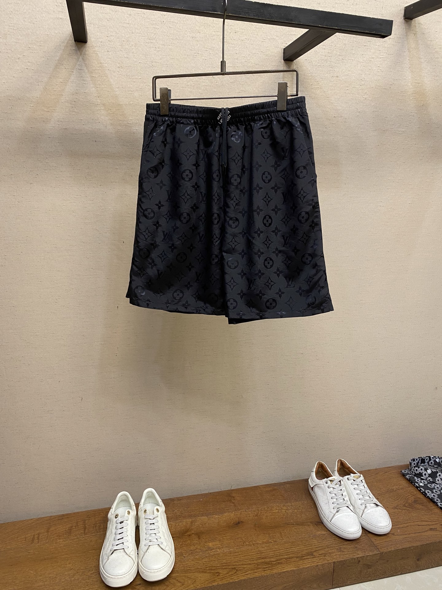 NO:482934,1V silk jacquard webbing shorts, the fabric is made of high-quality silk fiber, rice order quantity, order YB uniform jacquard logo size, feel, soft upper body, comfortable, breathable, differentiate market embossed lo products S-XL,, shorts, alexander wang198609091V蚕丝提花织带短裤 面料采用优质蚕丝纤维 米起订量 订织YB一致提花logo大小 手感 上身柔软 舒适 透气 区分市场压花lo货 尺码S-XL,,shorts,alexander wang,Men's clothing