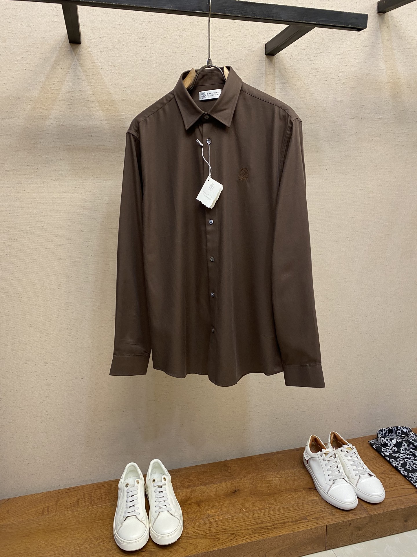 NO:483155,BC, fine cotton and wool shirt, quality choice, elegant display】Unique craftsmanship and full of details!  !  !  In busy urban life, a decent shirt is a must-have for business and casual occasions. The BC brand, with its excellent quality and unique design, brings you a brand new shirt experience. The exquisite craftsmanship BC shirts are made of high-quality fabrics, carefully tailored and sewn, and each inch reveals the craftsman's attentiveness and concentration. Whether it is the crisp neckline or the exquisite cuffs, you can stand out from the crowd. The elegant design is simple and elegant, which is the design concept of BC shirts. Whether it is classic solid color styles or fashionable stripes and plaid patterns, they can meet your matching needs in different occasions. Wearing it will make you look gentlemanly. In addition to the exquisite appearance, TB shirts pay more attention to wearing comfort. The soft fabric fits the skin and has good breathability. Whether it is long-term work or leisure time, you can enjoy it.  Quality Assurance As a well-known brand, BC always adheres to the principle of quality first. Every shirt has undergone strict quality inspection to ensure that every product you receive is perfect. Choosing BC is to choose a commitment to quality. In this era of pursuing personality and quality, BC shirts are undoubtedly your best choice. Whether it is business negotiations or casual gatherings, it can make you the focus of the audience. Come and choose a BC shirt that belongs to you and start a new chapter of elegant life!  Size S-2xl Color light gray Coffee Sky blue s Shoulder width 46 bust 102 clothes length 76 sleeve length 63 m Shoulder width 47 bust 106 clothes length 77.5 sleeve length 64 l Shoulder width 48 bust 110 clothes length 79 sleeve length 65 xl Shoulder width 49 bust 114 clothes length 80.5 sleeve length 66 xxl Shoulder width 50 bust 118 clothes length 82 sleeve length 67,,shirts,alexander wang19860909BC,精棉磨毛衬衫,品质之选,优雅尽显】工艺独特,细节满满！！！在繁忙的都市生活中,一件得体的衬衫是商务与休闲场合的必备之选.BC品牌,以其卓越的品质和独特的设计,为您带来全新的衬衫体验.  精湛工艺BC衬衫采用高品质面料,经过精细的剪裁与缝制,每一寸都透露出匠人的用心与专注.无论是领口的挺括还是袖口的精致,都让您在人群中脱颖而出.  雅设计简约而不失优雅,是BC衬衫的设计理念.无论是经典的纯色款式还是时尚的条纹、格纹图案,都能满足您不同场合的搭配需求.穿上它,让您尽显绅士风范.  适体验除了外观的精致,TB衬衫更注重穿着的舒适度.柔软的面料贴合肌肤,透气性好,无论是长时间的工作还是休闲时光,都能让您尽享自在.  品质保证作为知名品牌,BC始终坚守品质至上的原则.每一件衬衫都经过严格的质量检测,确保您收到的每一件产品都是完美的.选择BC就是选择一份对品质的承诺. 在这个追求个性与品质的时代,BC衬衫无疑是您的不二之选.无论是商务洽谈还是休闲聚会,它都能让您成为全场的焦点.快来挑选一款属于您的BC衬衫,开启优雅生活的新篇章吧！ 尺码S-2xl 颜色浅灰色 咖啡 天蓝色 s 肩宽 46胸围 102衣长 76袖长63 m 肩宽 47胸围 106衣长 77.5袖长64 l肩宽 48胸围 110衣长 79袖长65 xl 肩宽 49胸围 114衣长 80.5袖长66 xxl肩宽 50胸围 118衣长 82袖长67,,shirts,alexander wang,Men's clothing