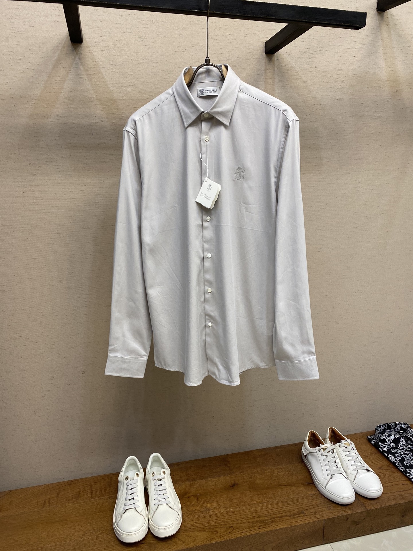 NO:482908,BC, fine cotton and wool shirt, quality choice, elegant display】Unique craftsmanship and full of details!  !  !  In busy urban life, a decent shirt is a must-have for business and casual occasions. The BC brand, with its excellent quality and unique design, brings you a brand new shirt experience. The exquisite craftsmanship BC shirts are made of high-quality fabrics, carefully tailored and sewn, and each inch reveals the craftsman's attentiveness and concentration. Whether it is the crisp neckline or the exquisite cuffs, you can stand out from the crowd. The elegant design is simple and elegant, which is the design concept of BC shirts. Whether it is classic solid color styles or fashionable stripes and plaid patterns, they can meet your matching needs in different occasions. Wearing it will make you look gentlemanly. In addition to the exquisite appearance, TB shirts pay more attention to wearing comfort. The soft fabric fits the skin and has good breathability. Whether it is long-term work or leisure time, you can enjoy it.  Quality Assurance As a well-known brand, BC always adheres to the principle of quality first. Every shirt has undergone strict quality inspection to ensure that every product you receive is perfect. Choosing BC is to choose a commitment to quality. In this era of pursuing personality and quality, BC shirts are undoubtedly your best choice. Whether it is business negotiations or casual gatherings, it can make you the focus of the audience. Come and choose a BC shirt that belongs to you and start a new chapter of elegant life!  Size S-2xl Color light gray Coffee Sky blue s Shoulder width 46 bust 102 clothes length 76 sleeve length 63 m Shoulder width 47 bust 106 clothes length 77.5 sleeve length 64 l Shoulder width 48 bust 110 clothes length 79 sleeve length 65 xl Shoulder width 49 bust 114 clothes length 80.5 sleeve length 66 xxl Shoulder width 50 bust 118 clothes length 82 sleeve length 67,,shirts,alexander wang19860909BC,精棉磨毛衬衫,品质之选,优雅尽显】工艺独特,细节满满！！！在繁忙的都市生活中,一件得体的衬衫是商务与休闲场合的必备之选.BC品牌,以其卓越的品质和独特的设计,为您带来全新的衬衫体验.  精湛工艺BC衬衫采用高品质面料,经过精细的剪裁与缝制,每一寸都透露出匠人的用心与专注.无论是领口的挺括还是袖口的精致,都让您在人群中脱颖而出.  雅设计简约而不失优雅,是BC衬衫的设计理念.无论是经典的纯色款式还是时尚的条纹、格纹图案,都能满足您不同场合的搭配需求.穿上它,让您尽显绅士风范.  适体验除了外观的精致,TB衬衫更注重穿着的舒适度.柔软的面料贴合肌肤,透气性好,无论是长时间的工作还是休闲时光,都能让您尽享自在.  品质保证作为知名品牌,BC始终坚守品质至上的原则.每一件衬衫都经过严格的质量检测,确保您收到的每一件产品都是完美的.选择BC就是选择一份对品质的承诺. 在这个追求个性与品质的时代,BC衬衫无疑是您的不二之选.无论是商务洽谈还是休闲聚会,它都能让您成为全场的焦点.快来挑选一款属于您的BC衬衫,开启优雅生活的新篇章吧！ 尺码S-2xl 颜色浅灰色 咖啡 天蓝色 s 肩宽 46胸围 102衣长 76袖长63 m 肩宽 47胸围 106衣长 77.5袖长64 l肩宽 48胸围 110衣长 79袖长65 xl 肩宽 49胸围 114衣长 80.5袖长66 xxl肩宽 50胸围 118衣长 82袖长67,,shirts,alexander wang,Men's clothing