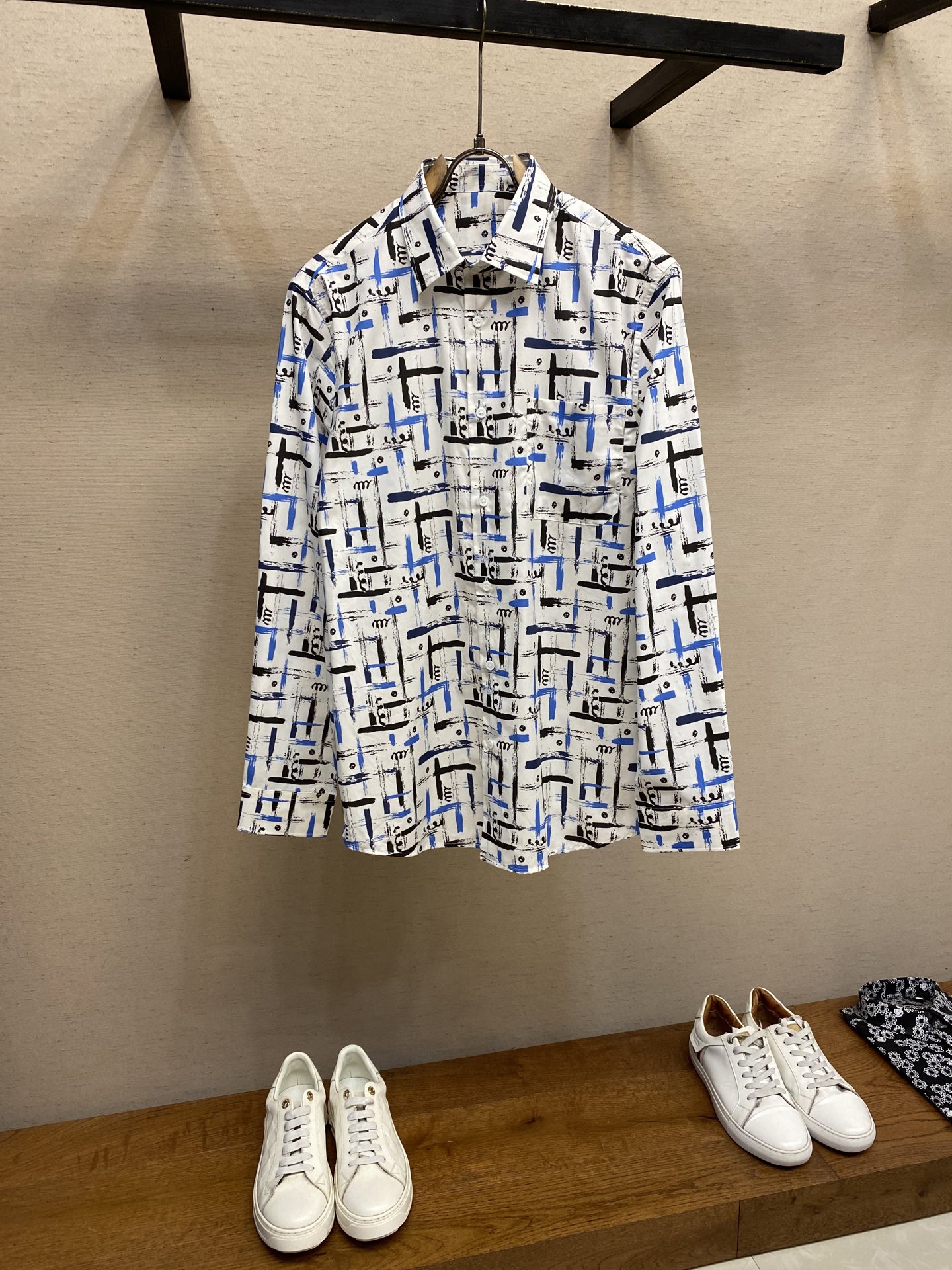 NO:482914,Kiton handmade shirt, same style for men and women!  Traditional Naples handmade craftsmanship, selected top-quality island cotton, partially blended cashmere, presenting the highest-spec wearing experience, perfect fit, Australia's top deep-sea fritillar buckle shines naturally and smooth!  Business and leisure are both possible!  !  The counter is the same color!  Art brushstrokes, reconstructing daily life. A shirt can also be a walking artistic canvas. When ink brushstrokes collide with geometric lines, the interweaving of blue and black breaks the monotony, wear casualness and unruly on your body, and daily commuting instantly becomes a fashionable field. Clarified fabrics are suitable for many occasions, whether it is neat workplace or relaxation during leisure, they can be perfectly controlled. Wear it, and make the outfit an art of self-expression. Every time you raise your hand, the style is blooming freely. In ordinary daily life, live out the same color of your 'art school' counter!  Size S-2xl s Shoulder width 46 bust 102 clothes length 76 sleeve length 63 m Shoulder width 47 bust 106 clothes length 77.5 sleeve length 64 l Shoulder width 48 bust 110 clothes length 79 sleeve length 65 xl Shoulder width 49 bust 114 clothes length 80.5 sleeve length 66 xxl Shoulder width 50 bust 118 clothes length 82 sleeve length 67,,shirts,alexander wang19860909kiton手工衬衣,男女同款！传统那不勒斯手工工艺,臻选顶级海岛棉、部分混纺羊绒、,呈现最高规格的穿着感受,完美贴合身型,澳洲顶级深海贝母扣闪耀天然光润！商务休闲皆可！！ 专柜同色！ 艺术笔触,重构日常 一件衬衫,也可以是行走的艺术画布 当水墨笔触与几何线条碰撞,蓝与黑的交织,打破单调桎梏,把随性与不羁穿在身上,日常通勤秒变时尚型场 挺括面料适配多种场合,无论是职场的利落,还是休闲时的松弛,都能完美拿捏. 穿上它,让穿搭成为自我表达的艺术,每一次抬手投足,都是风格的肆意绽放,在平凡日常里,活出独属于你的「艺术派」专柜同色！ 尺码S-2xl s 肩宽 46胸围 102衣长 76袖长63 m 肩宽 47胸围 106衣长 77.5袖长64 l肩宽 48胸围 110衣长 79袖长65 xl 肩宽 49胸围 114衣长 80.5袖长66 xxl肩宽 50胸围 118衣长 82袖长67,,shirts,alexander wang,Men's clothing