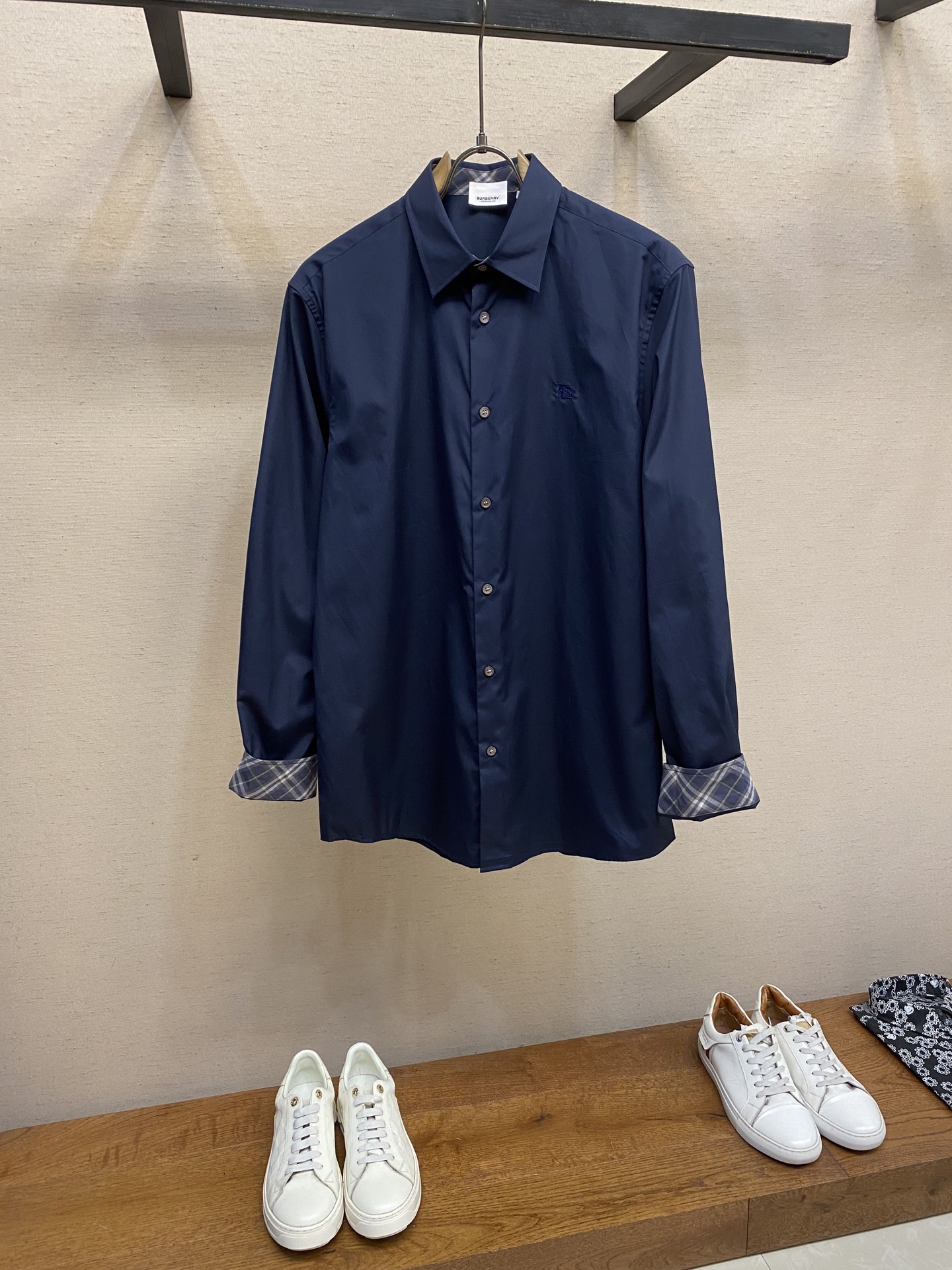 NO:482918,BBR, B home new fine cotton Lutai 120 citrus double-strand fabric, neckline and cuffs classic British plaid design!  Deep sea tower snail buttons, primary color line high-density needle-embroidered war horse logo logo!  Both the light and the dress reveal a noble temperament!  The unique custom embroidered war horse logo is even more noble!  Whether worn outside, it is comfortable and soft, and it is not without a noble style!  White and gray gingham, black and green gingham, navy and blue gingham, coffee red gingham!  The color black, white, navy blue and three colors are all in one color!  The counter is the same color!  Size S-2xl s Shoulder width 46 bust 102 clothes length 76 sleeve length 63 m Shoulder width 47 bust 106 clothes length 77.5 sleeve length 64 l Shoulder width 48 bust 110 clothes length 79 sleeve length 65 xl Shoulder width 49 bust 114 clothes length 80.5 sleeve length 66 xxl Shoulder width 50 bust 118 clothes length 82 sleeve length 67,,alexander wang19860909BBR,B家新款精棉鲁泰120枳双股面料,领口和袖口精典英伦格子设计！深海塔螺贝纽扣,原色线高密针刺绣战马Logo图标志！无论从亮光还是着装都透露着高贵的气质！独特定制绣花战马logo更加高贵！无论外穿都是既舒适柔软,又不失高贵风范！ 白色撞灰色格布,黑色撞咖啡绿条,藏青色撞咖啡红色条格子！ 颜色黑色白色藏青色三色齐发！ 专柜同色！ 尺码S-2xl s 肩宽 46胸围 102衣长 76袖长63 m 肩宽 47胸围 106衣长 77.5袖长64 l肩宽 48胸围 110衣长 79袖长65 xl 肩宽 49胸围 114衣长 80.5袖长66 xxl肩宽 50胸围 118衣长 82袖长67,,alexander wang,Men's clothing