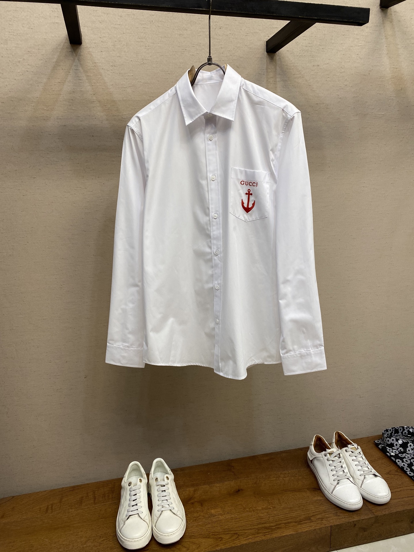 NO:482922,Gucci, the new couple shirts for the same style of men and women in the sync counter! The old cotton long-sleeved shirt is a blessing for the freshly released handsome men and beauties!  Lutai Combing 110 custom fabrics!  The perfect combination of natural deep sea tower snail buttons!  It has unique anchor embroidery that is extremely exciting!  The upper body effect is great!  Exclusive first launch in the market!  In stock!  Size S-2xl s Shoulder width 46 bust 102 clothes length 76 sleeve length 63 m Shoulder width 47 bust 106 clothes length 77.5 sleeve length 64 l Shoulder width 48 bust 110 clothes length 79 sleeve length 65 xl Shoulder width 49 bust 114 clothes length 80.5 sleeve length 66 xxl Shoulder width 50 bust 118 clothes length 82 sleeve length 67,,gucci,gucci,shirts,alexander wang19860909Gucci、同步专柜新款男女同款情侣衬衫! 古家精棉长袖衬衫,是新鲜出炉的帅哥美女们的福音！鲁泰精梳110支定制面料！天然深海塔螺贝纽扣完美结合！具有独特船锚绣花令人期待无比！上身效果非常棒！市场独家首发！现货供应！ 尺码S-2xl s 肩宽 46胸围 102衣长 76袖长63 m 肩宽 47胸围 106衣长 77.5袖长64 l肩宽 48胸围 110衣长 79袖长65 xl 肩宽 49胸围 114衣长 80.5袖长66 xxl肩宽 50胸围 118衣长 82袖长67,,gucci,gucci,shirts,alexander wang,Men's clothing