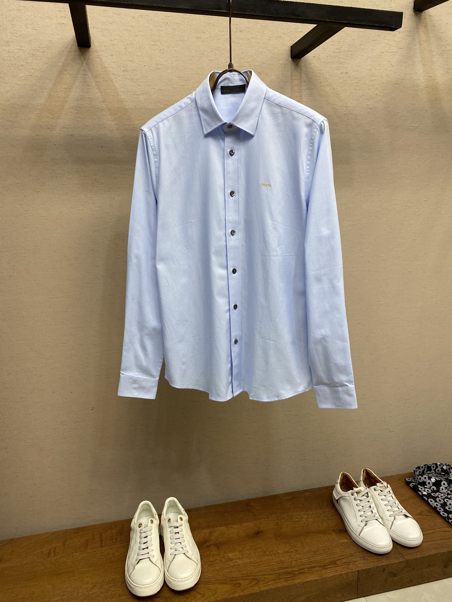 NO:482926,Prada, new cotton shirts are classic tailored with round hem and hidden button placket design. Embroidered letter logos on the front add exquisite charm to the clothing. Different materials for the same style, a special cabinet for heeling!  White is made of fine cotton and linen blended, Tianlan color fine cotton and wool fabric!  Size S-2xl s Shoulder width 46 bust 102 clothes length 76 sleeve length 63 m Shoulder width 47 bust 106 clothes length 77.5 sleeve length 64 l Shoulder width 48 bust 110 clothes length 79 sleeve length 65 xl Shoulder width 49 bust 114 clothes length 80.5 sleeve length 66 xxl Shoulder width 50 bust 118 clothes length 82 sleeve length 67,,prada,shirts,alexander wang19860909Prada、新款棉质衬衫采用经典剪裁,圆形下摆和隐藏式纽扣门襟设计.正面刺绣字母徽标为衣物增添精致韵味. 同款不同料,跟足专一柜！白色是精棉麻混纺,天兰色精棉磨毛面料！ 尺码S-2xl s 肩宽 46胸围 102衣长 76袖长63 m 肩宽 47胸围 106衣长 77.5袖长64 l肩宽 48胸围 110衣长 79袖长65 xl 肩宽 49胸围 114衣长 80.5袖长66 xxl肩宽 50胸围 118衣长 82袖长67,,prada,shirts,alexander wang,Men's clothing