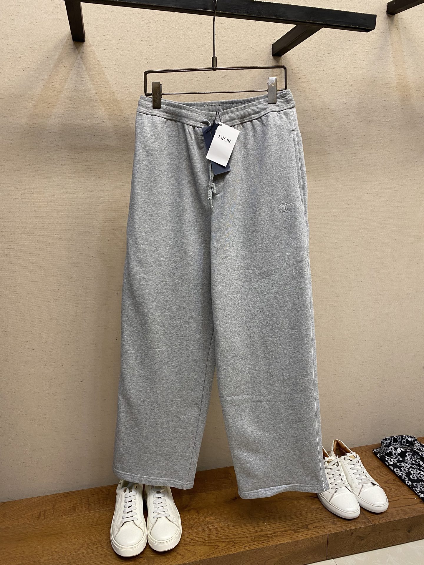 NO:482939,Dior, Dior embroidery CD logo light grey grey trousers. The fabric is made of 380g terry fleece fabric, and the fabric is made of long yarn cotton original custom floral gray. The fabric thread is made of 2*2 double yarn threads, and the threaded pure yarn is woven. The high-temperature fixed fabric will not deform when worn for a long time. The craft embroidery uses internal double-needle embroidery method, and the reverse side is embroidered for the stitching effect. The auxiliary material zipper uses original genuine ykk glue tooth zipper. This CD Icon semi-graved trousers inject a modern style into a classic item. It is carefully crafted from gray cotton velvet fabric, with an extra-large fit, decorated with CD Icon gravure logo embroidery, unique. It can be matched with the same POLO zipper sweatshirt to create a distinctive modern look. It is decorated with CD Icon gravure embroidery ribbed waist and wide-mouth cotton  Size S-XL, Dior, Hoodie, Sweatshirts, Alexander wang19860909Dior,Dior 刺绣CD标志轻抓柔灰长裤 面料采用380克毛圈抓绒面料,面料采用长纱匹马棉原版定制花灰色. 面料螺纹采用2*2双纱螺纹,螺纹纯纱线织成,高温固定面料与久穿不变形. 工艺刺绣采用内部双针位绣法,反面做刺绣做部缝线效果. 辅料拉链采用原版正品ykk胶牙拉链. 这款 CD Icon 半抓柔长裤为经典单品注入摩登风范.采用灰色棉质起绒面料精心制作,超大版型,饰以CD Icon 凹印标志刺绣,别具一格.可与同款的POLO拉链卫衣搭配,打造鲜明的摩登造型.饰有 CD Icon 凹印刺绣罗纹腰头边和宽口棉 尺码S-XL,,dior,hoodie,sweatshirts,alexander wang,Men's clothing