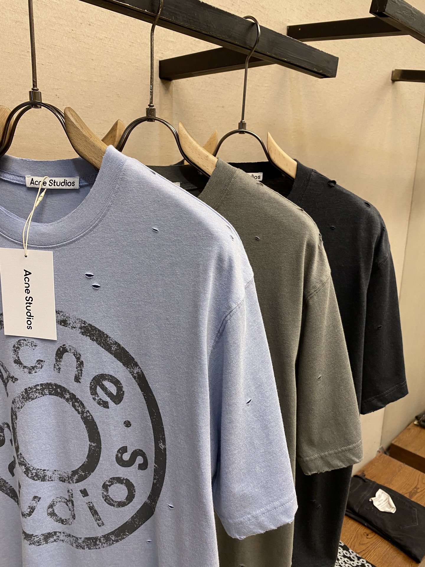 AcneStudios Black-and-White Smiley Face T-Shirt Collection – Sizes S, M, L - 图片 3