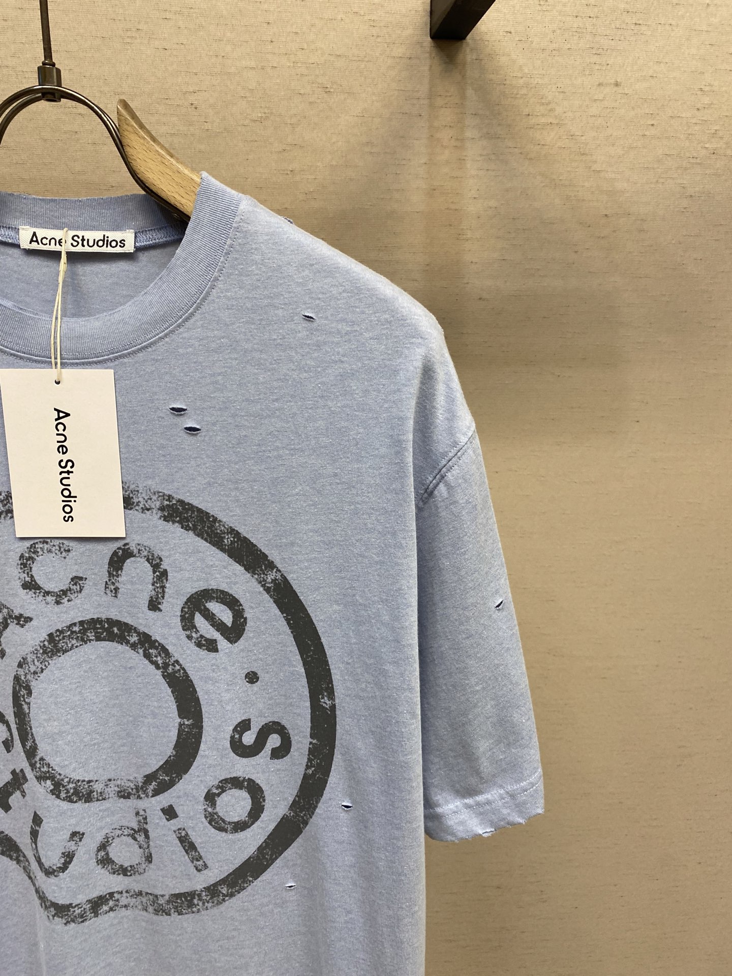 AcneStudios Black-and-White Smiley Face T-Shirt: Yearly Hit with Buyers, Various Sizes - 图片 5