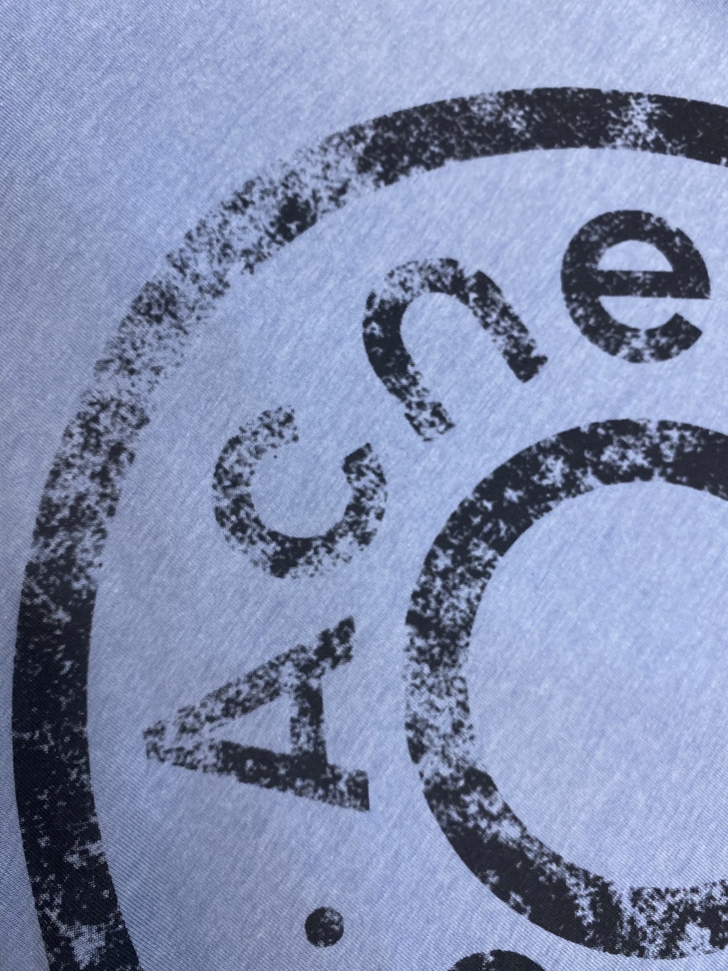 AcneStudios Black-and-White Smiley Face T-Shirt: Yearly Hit with Buyers, Various Sizes - 图片 6
