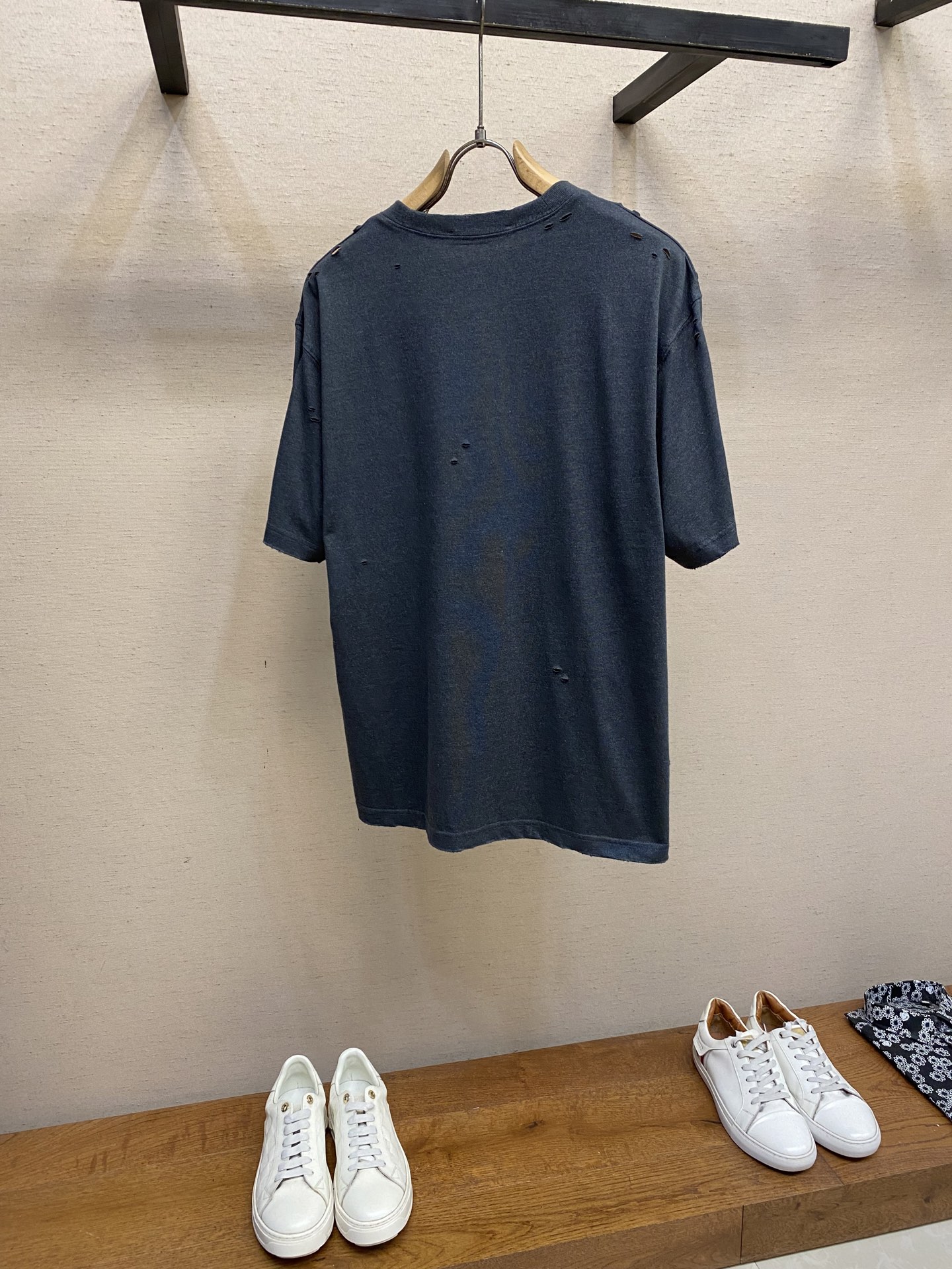 AcneStudios Black-and-White Smiley Face T-Shirt Collection – Sizes S, M, L - 图片 2