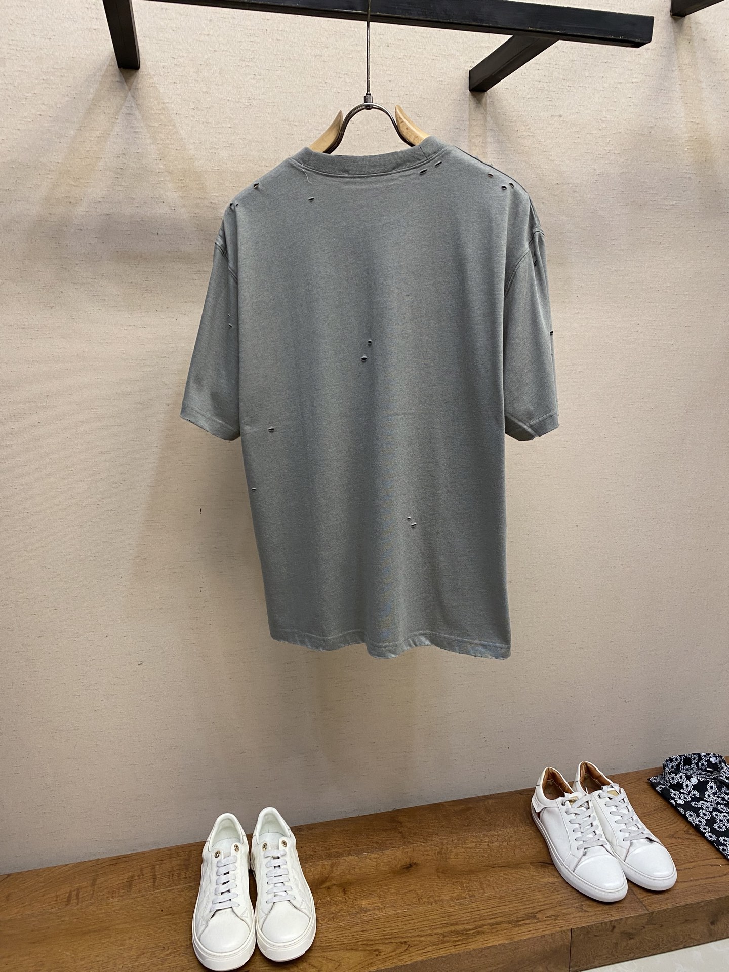 AcneStudios Black-and-White Smiley Face T-Shirt in Various Sizes – Latest Collection - 图片 2
