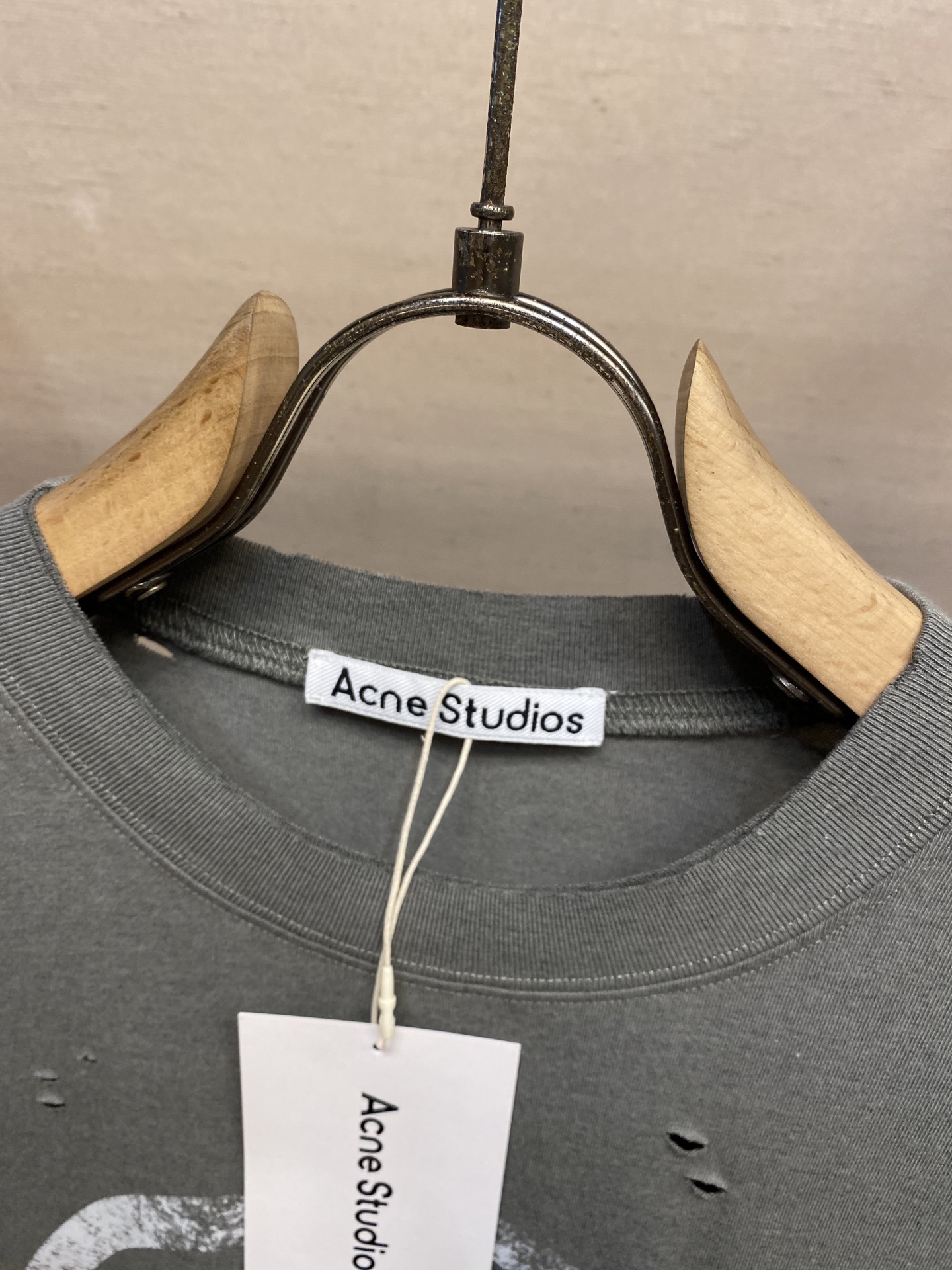 AcneStudios Black-and-White Smiley Face T-Shirt in Various Sizes – Latest Collection - 图片 4