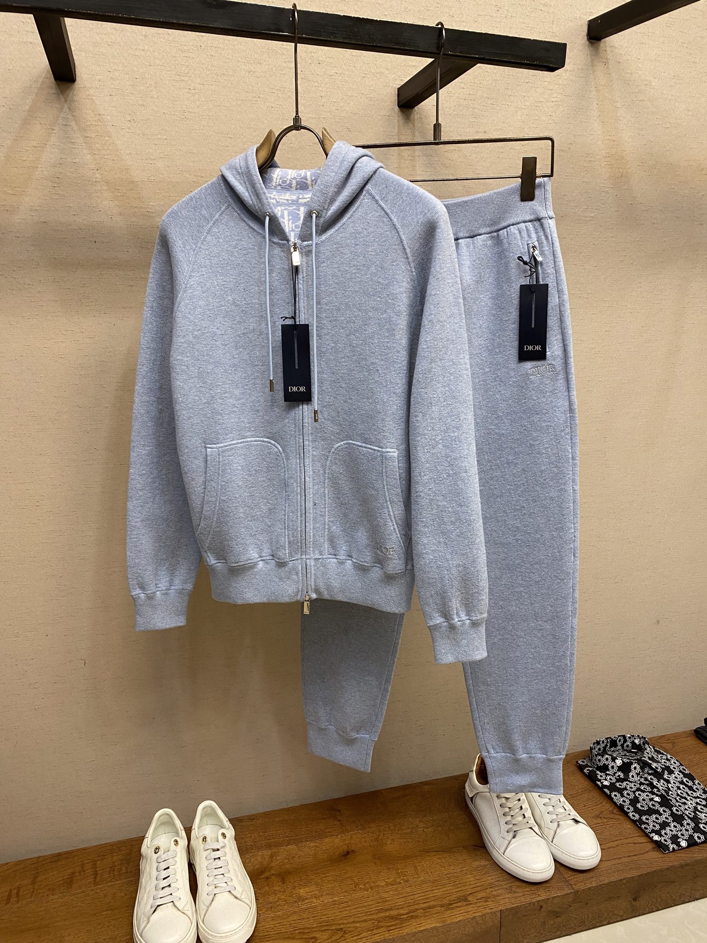 Dior Autumn/Winter New Clothes: Stylish Design, High Quality, Unisex Sports Fashion. - 图片 2
