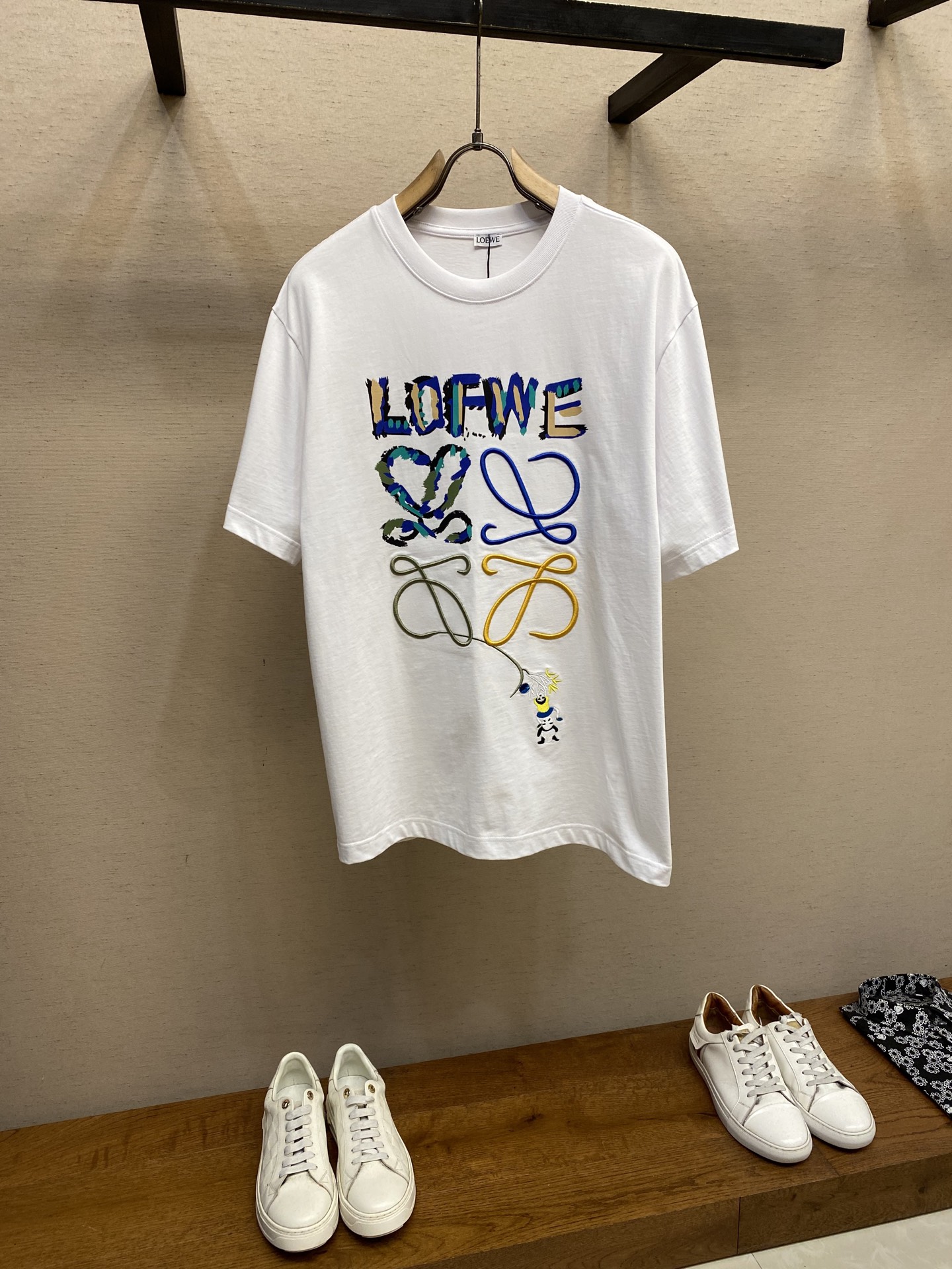 NO:485098,Loewe, new short-sleeved yyds, daily wear, custom-made pure cotton elastic cotton fabric short-sleeved T-shirt, charm lies in creating a simple and luxurious fashion, and feel the unique temperament of the British style at will. The loose style shows a casual and casual style, whether it is matched with jeans, casual pants, or skirts, it can show a unique personality. Size S-XL,,loewe, skirts, jeans, T-shirt,tees, t-shirt,alexander wang19860909Loewe,新款短袖yyds 日常出门闭眼搭 定制纯棉弹力棉面料短袖T恤 魅力在于创造了简约奢华感的时尚,随意搭配感受英式风格独特气质. 宽松的版型展现出休闲随意的风格,无论是搭配牛仔裤、休闲裤、还是裙子,都能展现出独特的个性 尺码S-XL,,loewe,skirts,jeans,T-shirt,tees，t-shirt,alexander wang,Men's clothing