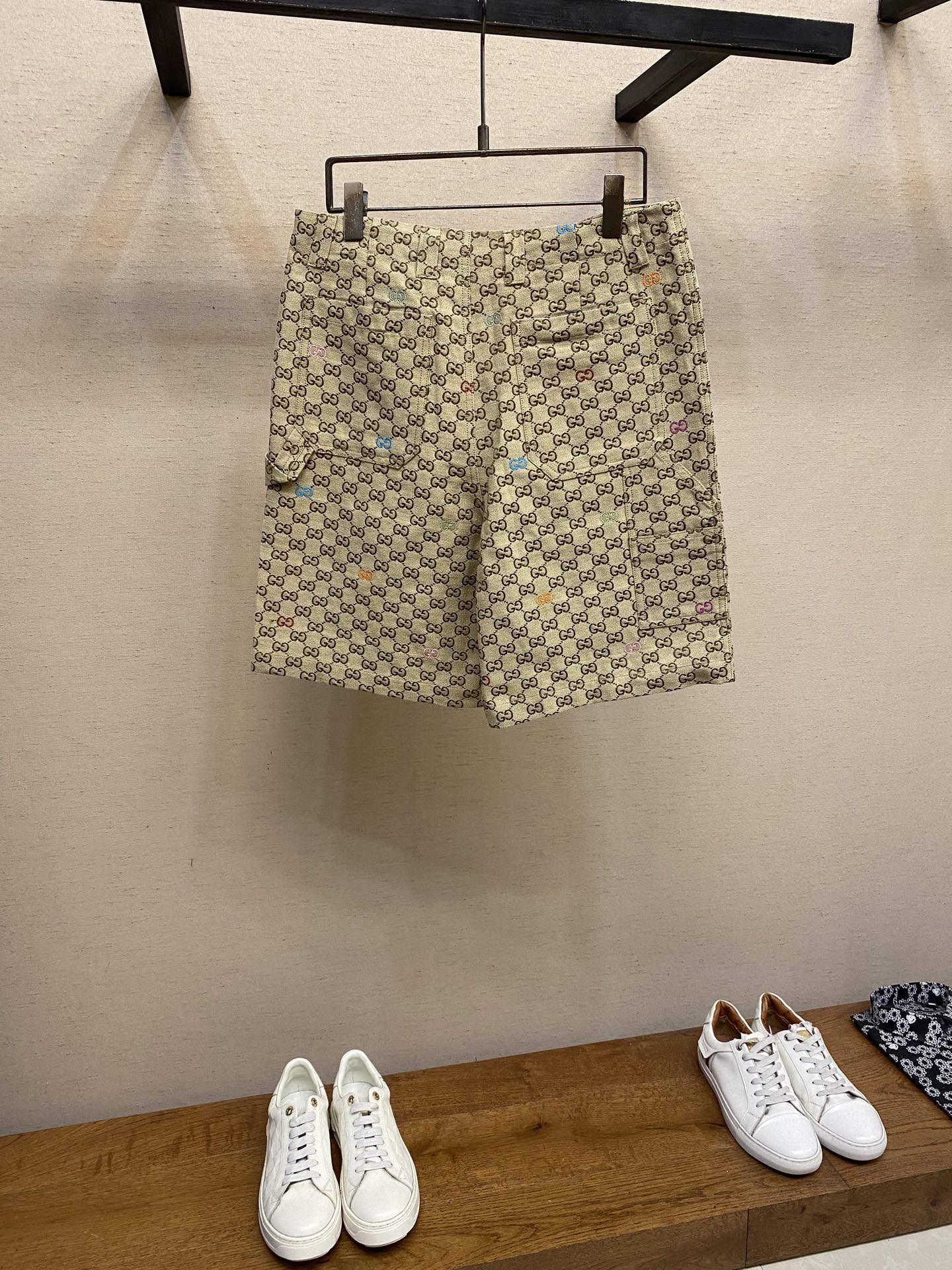 Gucci Camel and Dark Brown GG Canvas Shorts with GG Tweaks, Size S-XL - 图片 2