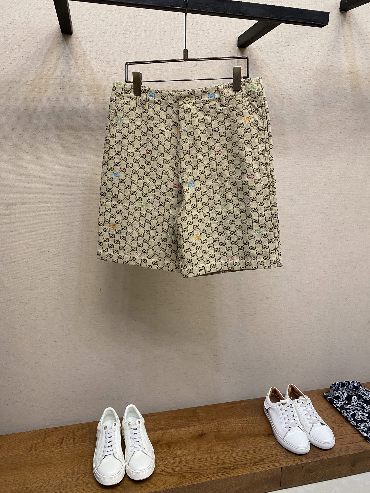 Gucci Camel and Dark Brown GG Canvas Shorts with GG Tweaks, Size S-XL - 图片 1