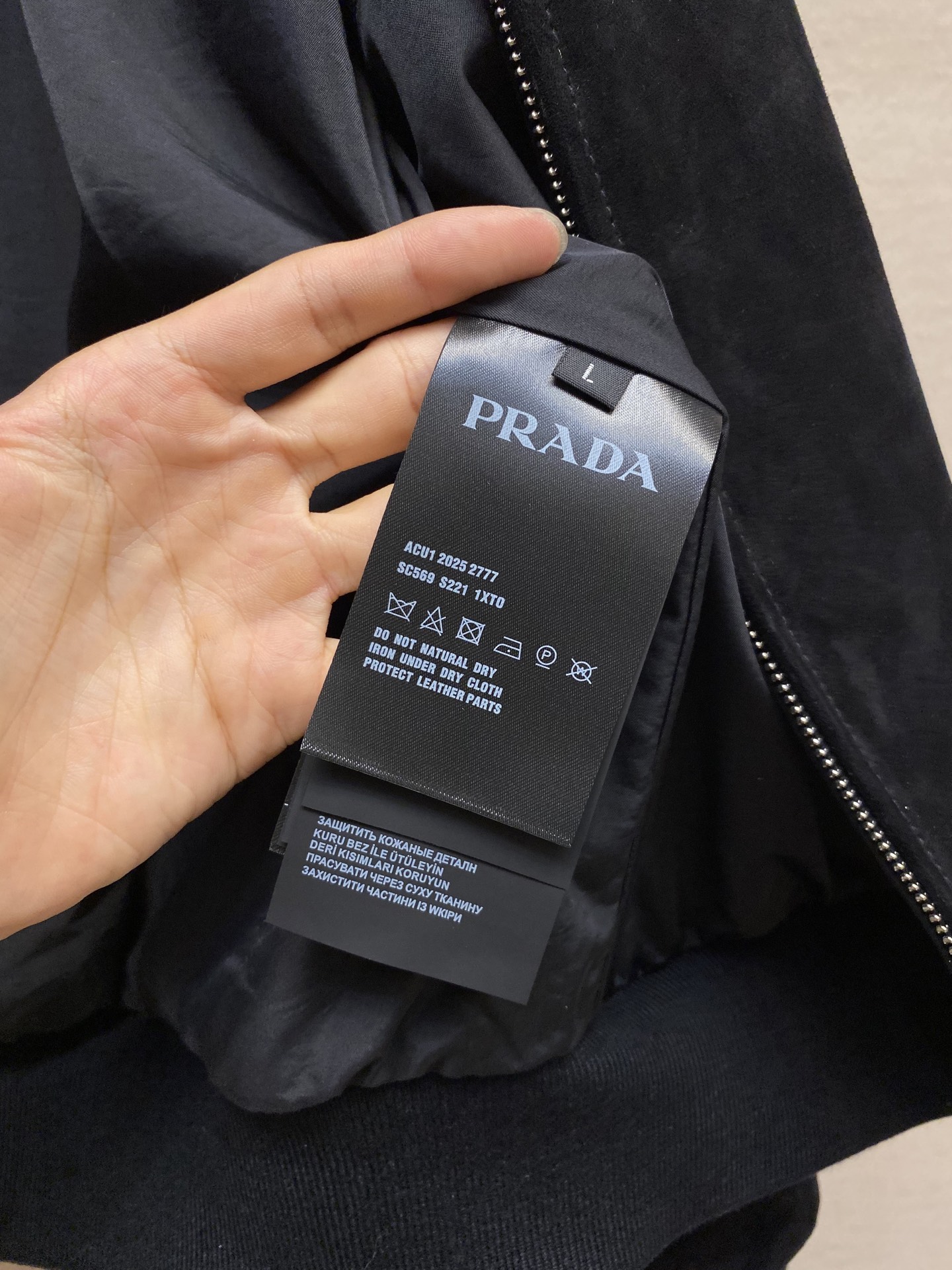 Prada Retro Twirl Jacket: Stylish, Retro, and High Quality Craftsmanship - 图片 8