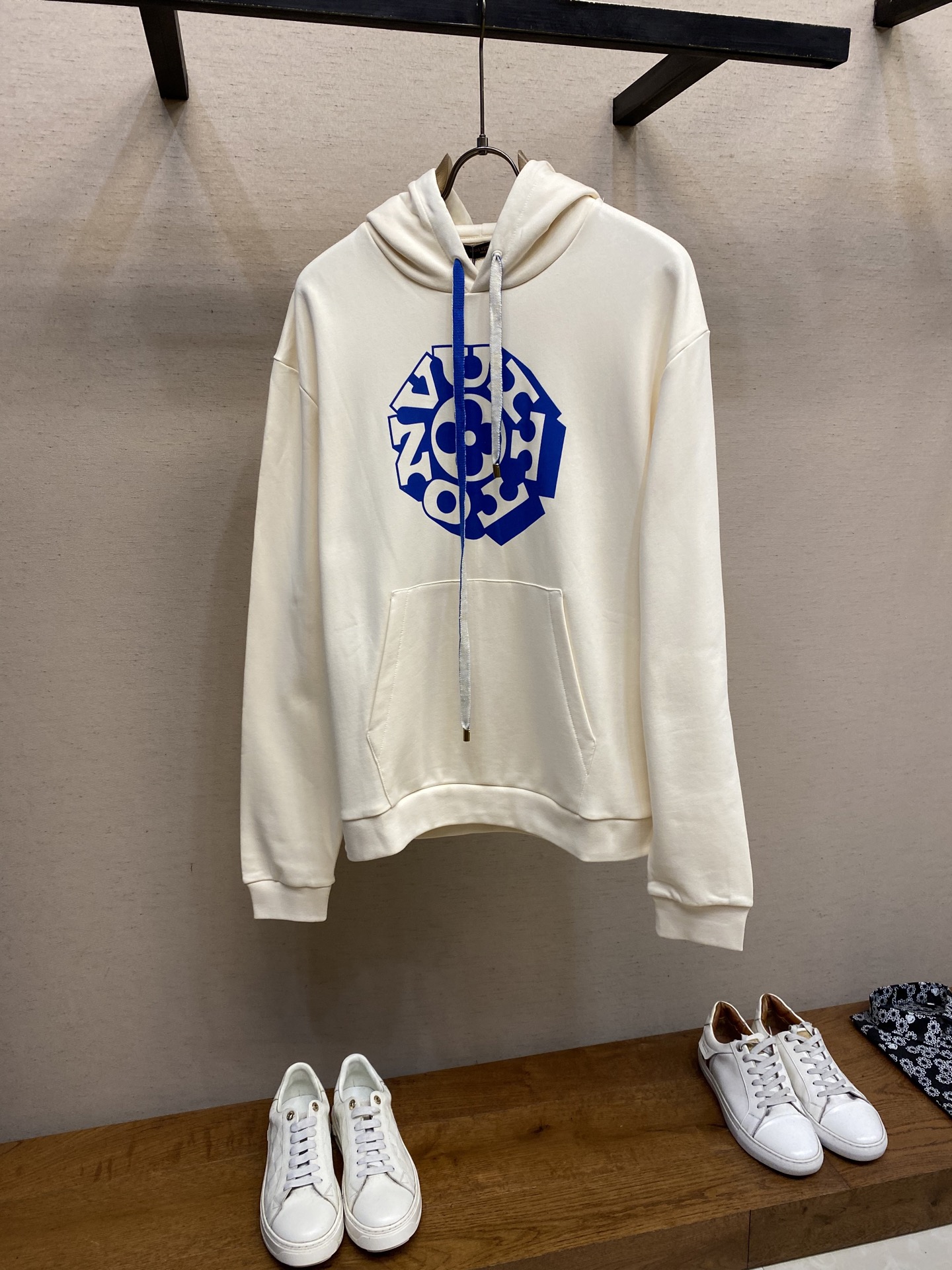 NO:487694,1V, blue flower hooded sweatshirt Original, 100 purchase; pure cotton knitted fabric, chest logo print, ribbed hem and cuffs, drawstrings are equipped with old metal ends, kangaroo pockets, full set of auxiliary materials. # Pure cotton fish scale bottom fabric The fabric is made of 16S double yarn S fish scale bottom grinding fabric, 380g, matched with 21S double yarn ribbed fabric, 470g. The terry is composed of three-line sweatshirt, veil, tying, and bottom yarn. It takes into account breathability and comfort, and the overall light and comfortableness is light and comfortable, and has a good silhouette. Its characteristics are soft feel, solid texture, and excellent extension, elasticity, wrinkle resistance, and moisture absorption. # Chest logo art print The use of permeable water-based flat screen printing is a printing technology, which is characterized by the use of specific printing pastes to achieve permeable printing on the fabric. Permeable water-based flat screen printing is an efficient and environmentally friendly printing technology with the advantages of good permeability, easy to wash, and good hand feel of the finished product. This printing technology has a significant effect on the permeability of the lifting fabric printing because of the low solid content of CMC slurry, good water-based and excellent penetration performance. # Adjustable drawstring end hooded sweatshirt Develop a hooded version, and the hooded design can protect the head well; it can also increase the layering and fashion sense of the whole piece of clothing. The size of the neckline can be freely adjusted to meet different wear needs. The seams of the shoulder thread are inserted to increase the service life. The neckline, hem, and cuffs are spliced ​​with thread threads of the knives. Size XS-L, hoodie, sweatshirts,hats,alexander wang198609091V,蓝花卉连帽卫衣 原,100购买；纯棉针织面料、胸前标识印花、罗纹下摆和袖口、抽绳配有做旧金属端头、袋鼠口袋、全套辅料配备 # 纯棉质鱼鳞底面料 面料采用16S双纱S鱼鳞底磨毛面料,380g,搭配21S双纱罗纹面料,470g.毛圈是三线卫衣是面纱,绑纱,底纱所组成的.兼顾透气性与舒适度,整体轻薄舒适又具有很好的廓形.其特点是手感松软、质地扎实,且具有杰出的延伸性、弹性、抗皱性、和吸湿性. # 胸前标识艺术作品印花 采用渗透水性平网印花是一种印花技术,其特点在于使用特定的印花浆料来实现对织物的渗透性印花.渗透水性平网印花是一种高效、环保的印花技术,具有渗透性好、易洗除、成品手感好等优点.这种印花技术因为CMC原浆含固量低,抱水性好,渗透性能极佳,对提织物印花的渗透性方面有显著的效果. # 可调节抽绳端头连帽卫衣 对版开发连帽版型,连帽设计能够很好地保护头部；同时也能够增加整件衣服的层次感和时尚感.可以自由地调节领口大小,适应不同的穿着需求.肩线做缝处均内加嵌条,增加使用寿命.领口、下摆、袖口均以坎车双针车线螺纹拼接. 尺码XS-L,,hoodie,sweatshirts,hats,alexander wang,Men's clothing