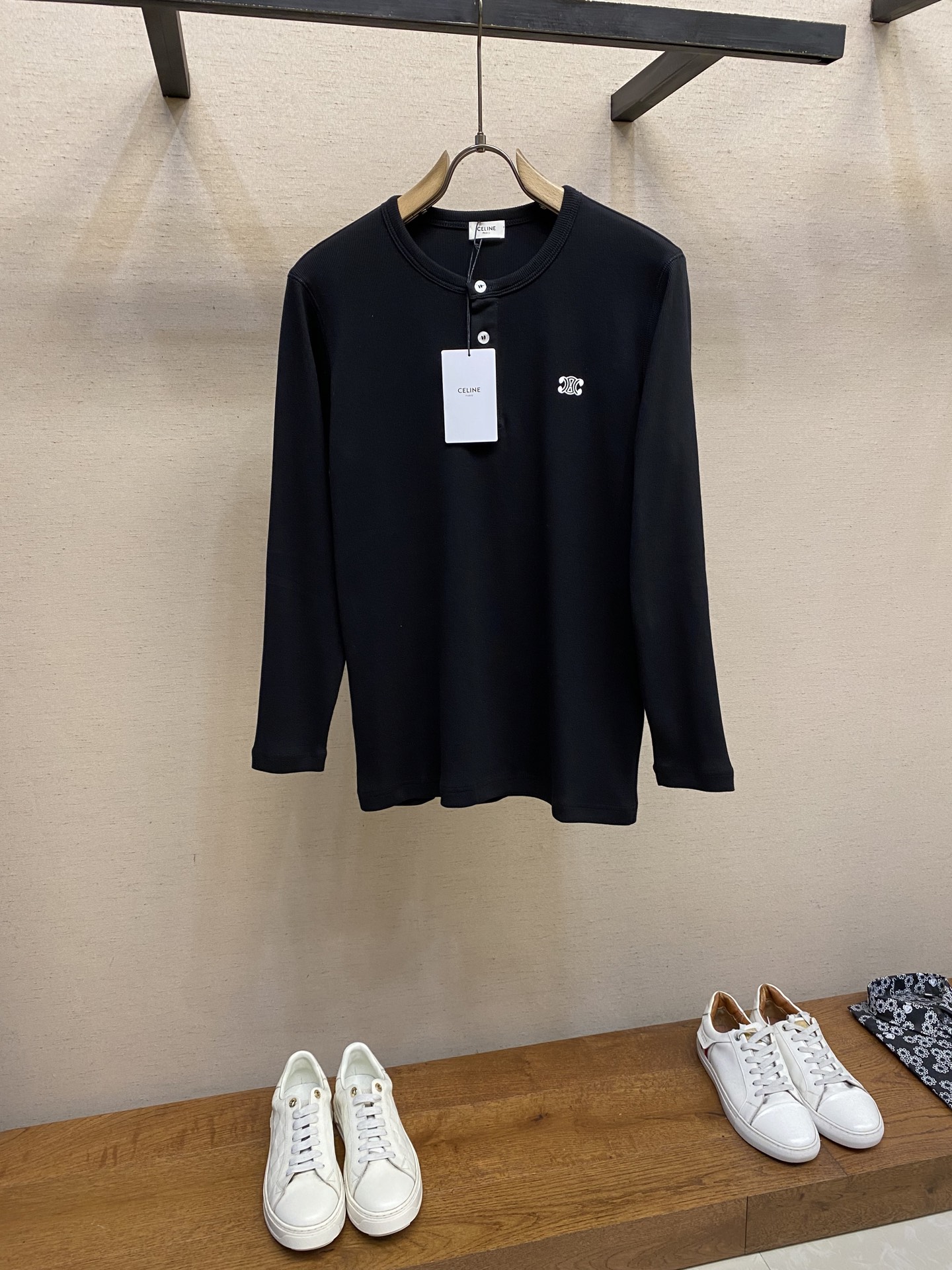 NO:487682,Celine, 2025FW Early Autumn Series TRIOMPHE embroidered long velvet cotton ribbed button long-sleeved T-shirt. Slim fit round collar with ribbed trim 3 mother-of-pearl buttons. Washing method, dry cleaning or reverse wrap laundry bag, wash separately, medium-temperature iron on the back!  Do not soak/wash in warm water!  Size S-XL, celine,tees,t-shirt,alexander wang19860909Celine,2025FW早秋系列TRIOMPHE刺绣长绒棉质罗纹纽扣长袖T恤 修身版型圆领衣领饰有罗纹饰边3枚珍珠母贝纽扣 洗涤方式干洗或反面包裹洗衣袋单独洗涤后反面中温熨烫！不得浸泡/温热水洗涤！ 尺码S-XL,,celine,tees，t-shirt,alexander wang,Men's clothing