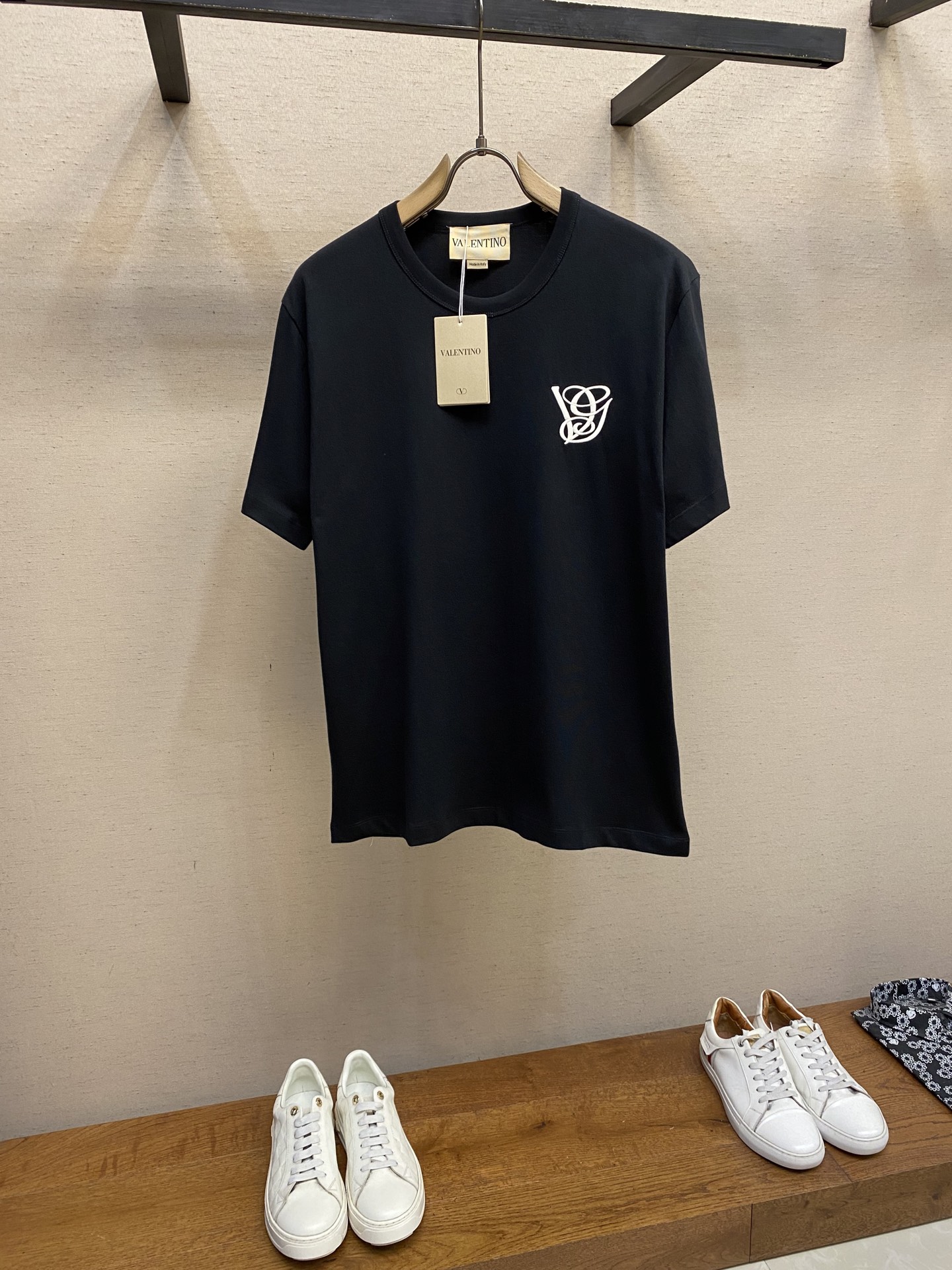 NO:844331,VALEN*INO/Valen* slave 2025FW early autumn series VG three-dimensional embroidered cotton T-shirt, long-staple cotton, with classic studded genuine leather tag on the back hem, showing the trend. It is really versatile. Washing method: Wrap in a laundry bag on the back for quick machine wash in cold water!  !  Do not soak/wash in warm water!  .... Sizes S-XL,,valentino,valentino,19860909VALEN*INO/华伦*奴 2025FW早秋系列VG 立体刺绣棉质 T 恤长绒棉棉质配以背后下摆经典窝钉真皮皮牌尽显潮流 真真是百搭 洗涤方式反面包裹洗衣袋冷水快速机洗！！不得浸泡/温热水洗涤！.... 尺码S-XL,,valentino,valentino,,Men's clothing