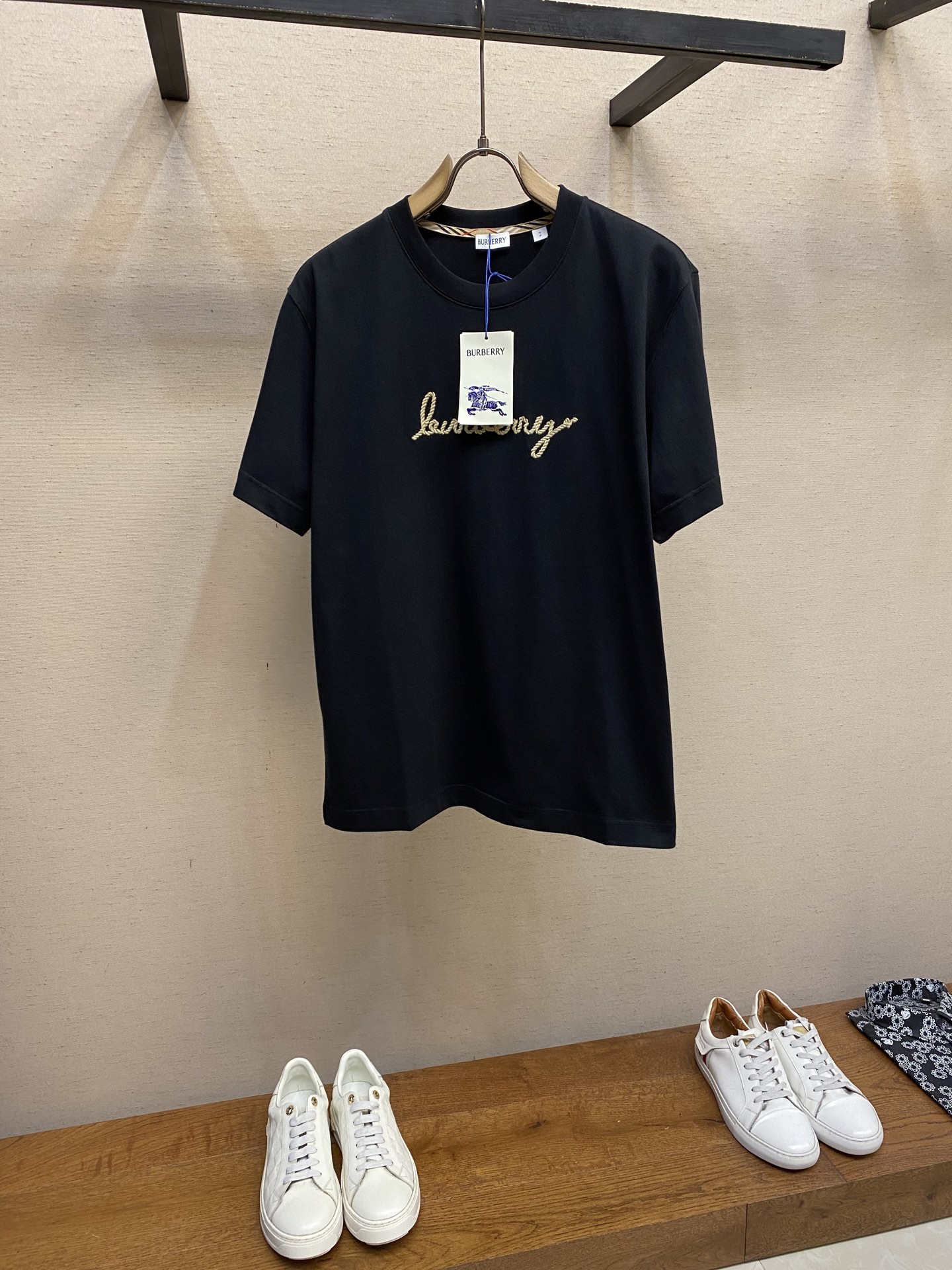 NO:487677,BBR/【Replica】Bo*li 2025FW Early Autumn Series Equestrian Knight Logo Cotton T-shirt is made of long-length cotton plain cotton fabric to present a casual style. The design inspiration is from traditional Chinese handicrafts, and the brand logo and heart-shaped pattern are outlined with knots. The back is embellished with Equestrian Knight Logo (EKD) and incorporates Burbe*ry check. This piece comes from the Burber*y Chinese Valentine Limited Capsule Series. The washing method is recommended to wrap the back on the laundry bag and quickly machine-wash or dry cleaning!  Avoid soaking in warm water/hand rubbing. Size S-XL, burberry, alexander wang19860909BBR/【复刻】博*利2025FW早秋系列马术骑士徽标棉质 T 恤衫 选用长绒棉质平纹棉面料制成,呈现休闲版型.设计灵感源自中国传统手工艺,以绳结环绕勾勒出品牌徽标和心形图案.背面点缀马术骑士徽标（EKD）,融入 Burbe*ry 格纹.此件精品来自 Burber*y 七夕限定胶囊系列. 洗涤方式建议反面包裹洗衣袋冷水快速机洗或干洗！忌温热水浸泡/手搓 尺码S-XL,,burberry,alexander wang,Men's clothing