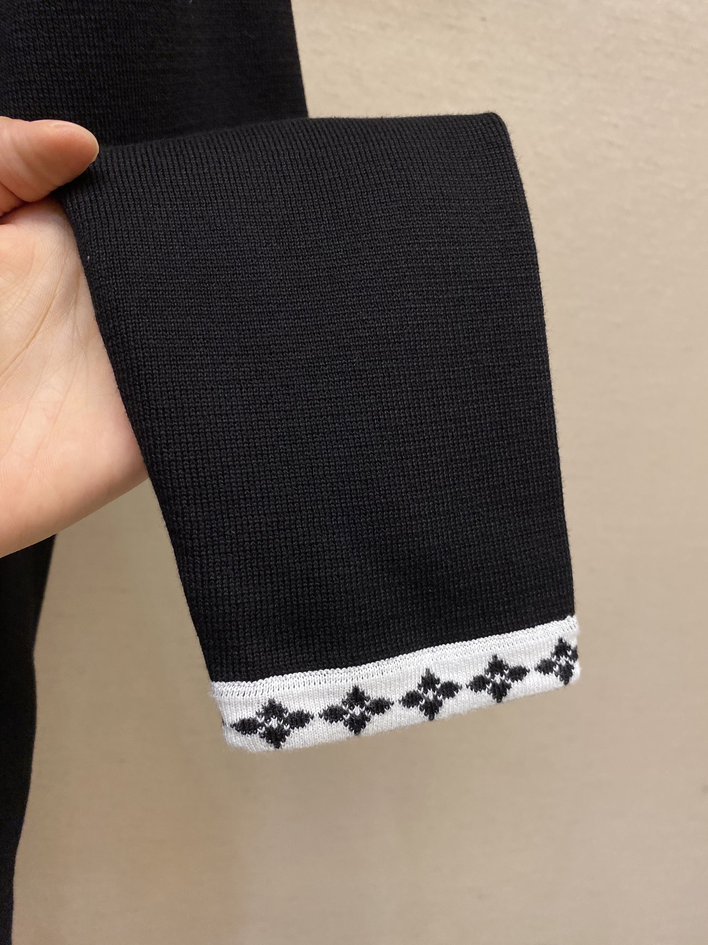 “College Knitting Jacket with Wool Swabs and Hand-Embroidery | Product Details and Sizing Guide” - 图片 7