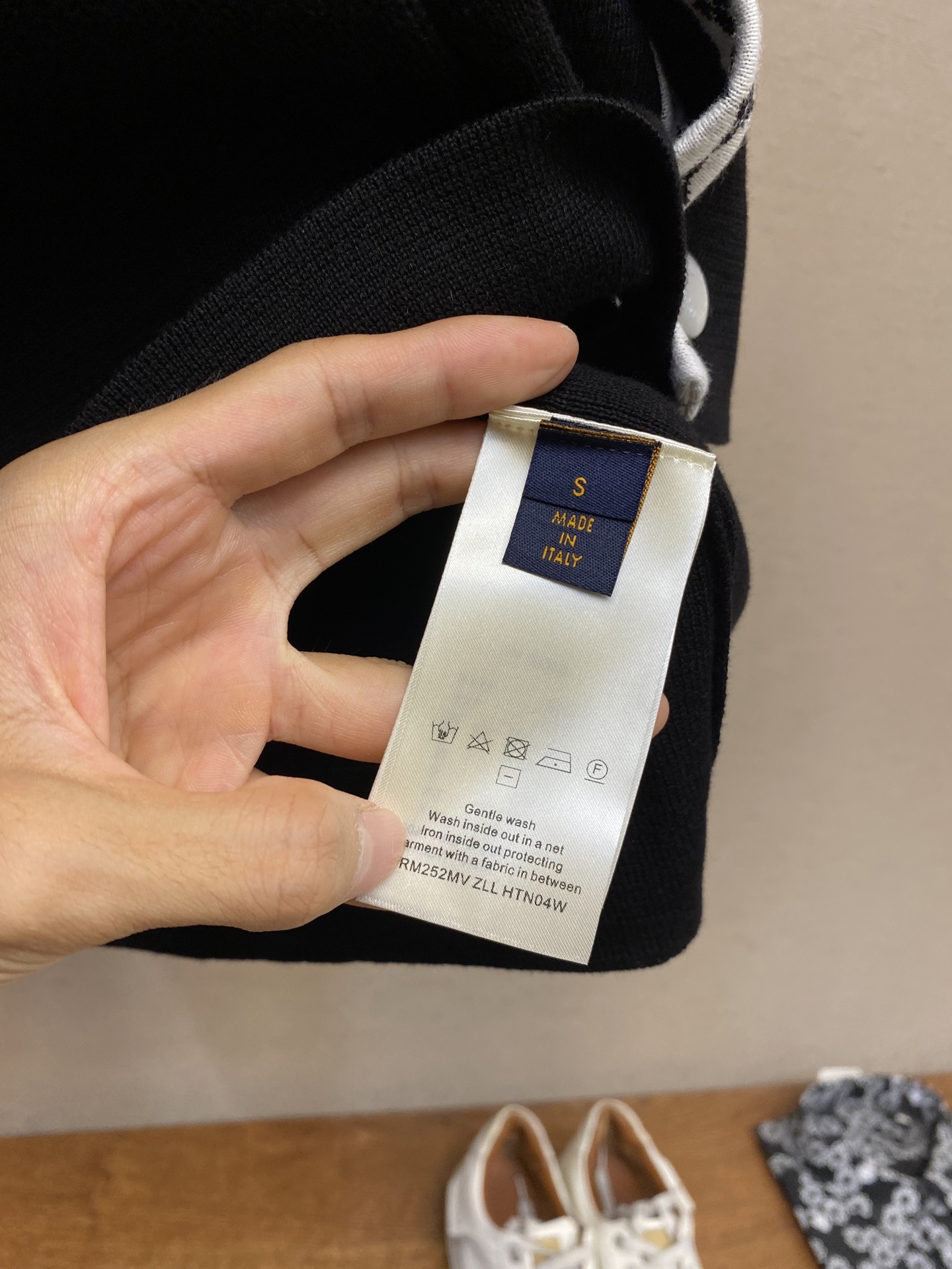 “College Knitting Jacket with Wool Swabs and Hand-Embroidery | Product Details and Sizing Guide” - 图片 8