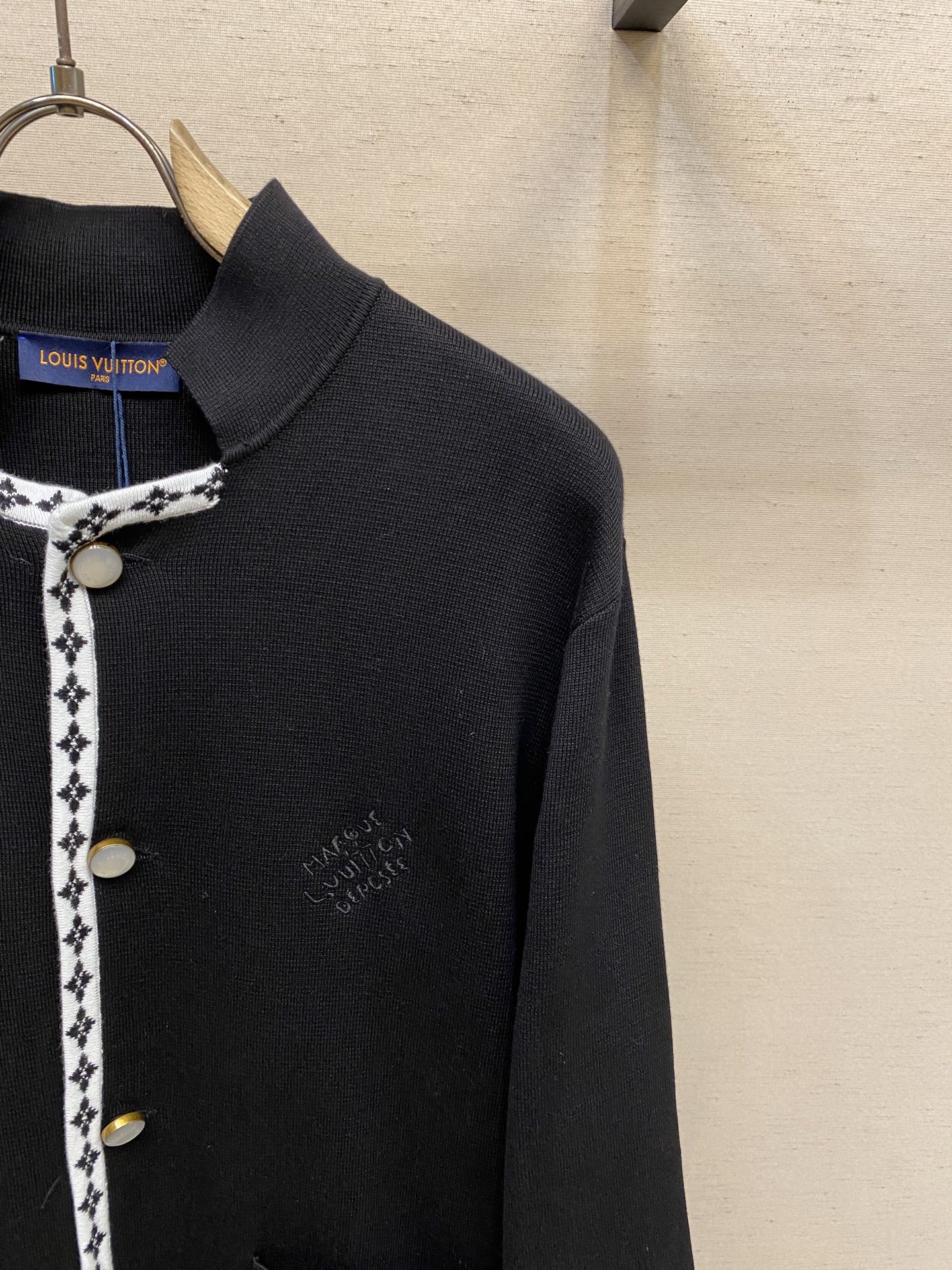 “College Knitting Jacket with Wool Swabs and Hand-Embroidery | Product Details and Sizing Guide” - 图片 4