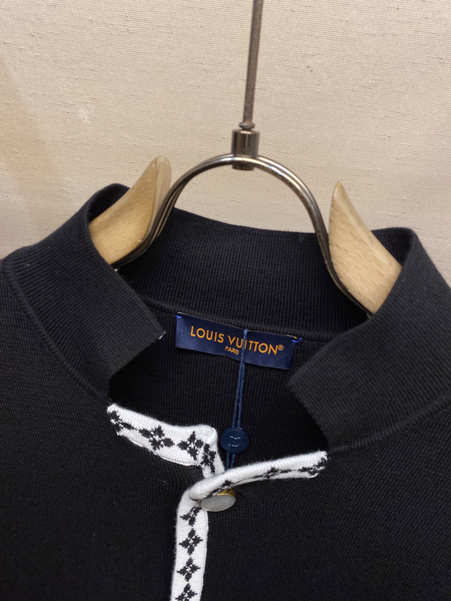 “College Knitting Jacket with Wool Swabs and Hand-Embroidery | Product Details and Sizing Guide” - 图片 3