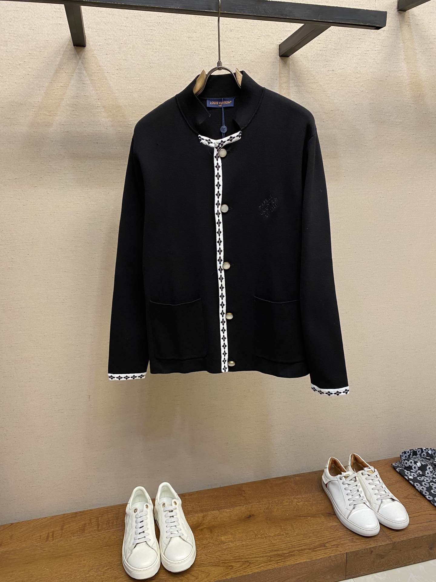 “College Knitting Jacket with Wool Swabs and Hand-Embroidery | Product Details and Sizing Guide” - 图片 1