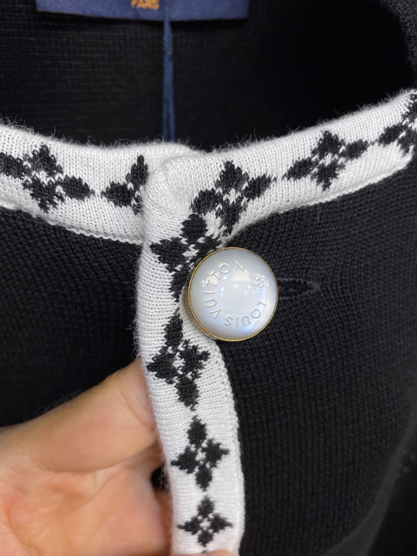 “College Knitting Jacket with Wool Swabs and Hand-Embroidery | Product Details and Sizing Guide” - 图片 6