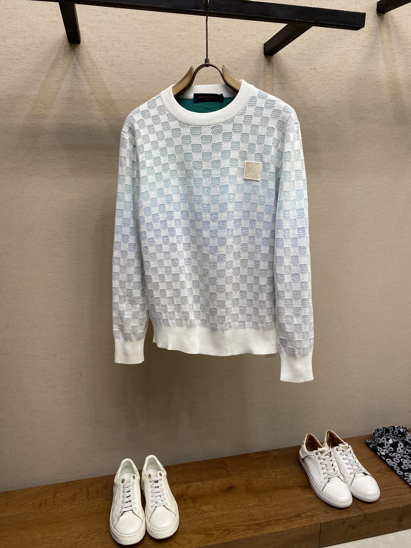 NO:487708,1V, round neck gradient pattern wool sweatshirt style, genuine 9939 purchased, 60 double-strand cotton wool, using 14 knitting machine imported from Germany (SOTO) wool jacquard, imported embroidery, wool fermentation, custom 11 trademark, fitting style S-XL, hoodie, sweatshirts, alexander wang198609091V,圆领渐变图案毛织卫衣款,正品9939购入,采用60支双股棉纱毛料,采用德国进口（SOTO）14针织机,毛料提花,进口刺绣,毛料酵洗,定制11商标,合身版型 尺码S-XL,,hoodie,sweatshirts,alexander wang,Men's clothing