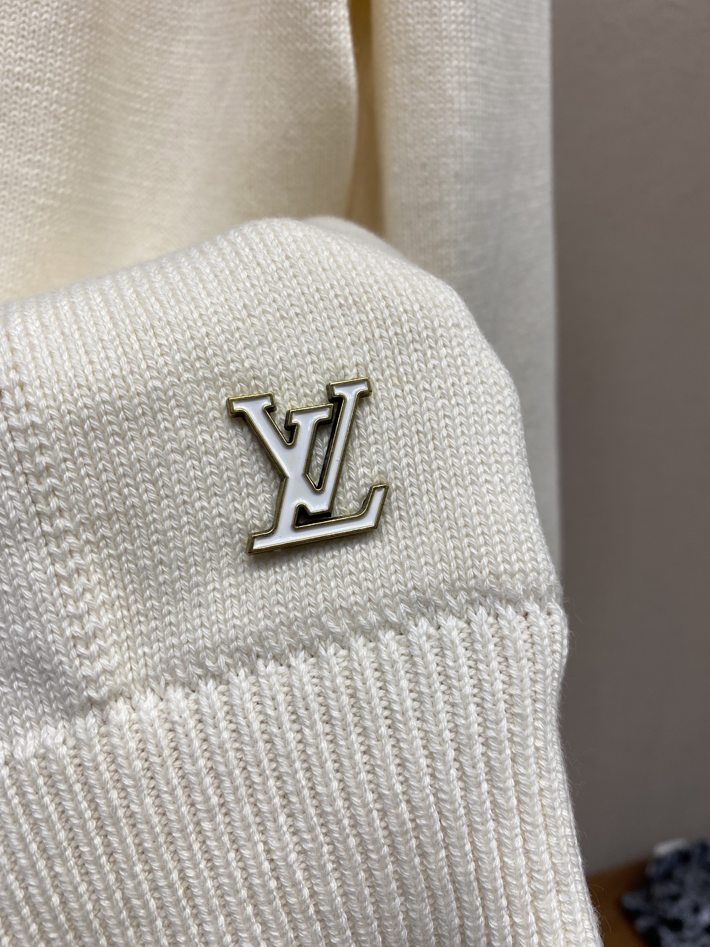 Title: High-Quality Wool Jacket with Custom Details, Imported Japanese Knitting, and Hand-Stitched Logo Summary: Premium long-sleeved jacket with wool mix, hand-stitched logo, Japanese - 图片 6