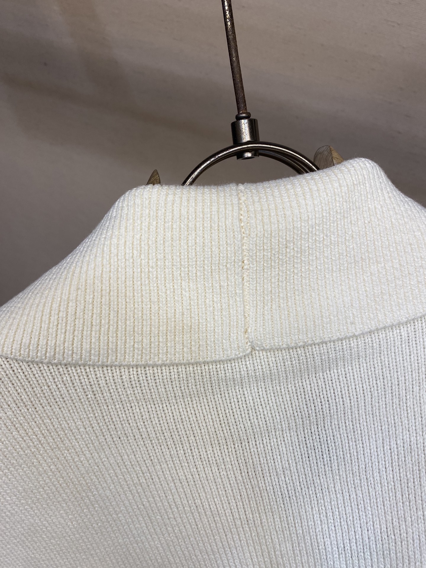 Title: High-Quality Wool Jacket with Custom Details, Imported Japanese Knitting, and Hand-Stitched Logo Summary: Premium long-sleeved jacket with wool mix, hand-stitched logo, Japanese - 图片 9