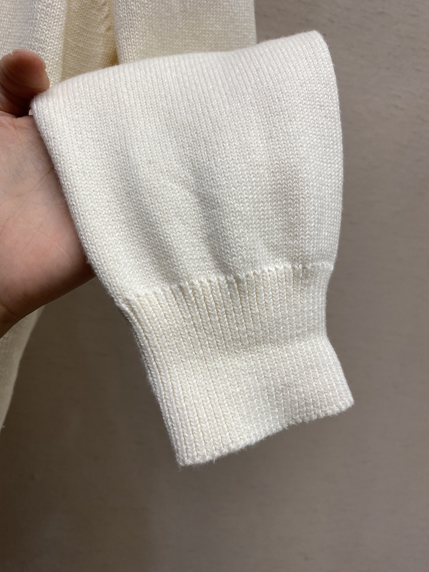 Title: High-Quality Wool Jacket with Custom Details, Imported Japanese Knitting, and Hand-Stitched Logo Summary: Premium long-sleeved jacket with wool mix, hand-stitched logo, Japanese - 图片 5